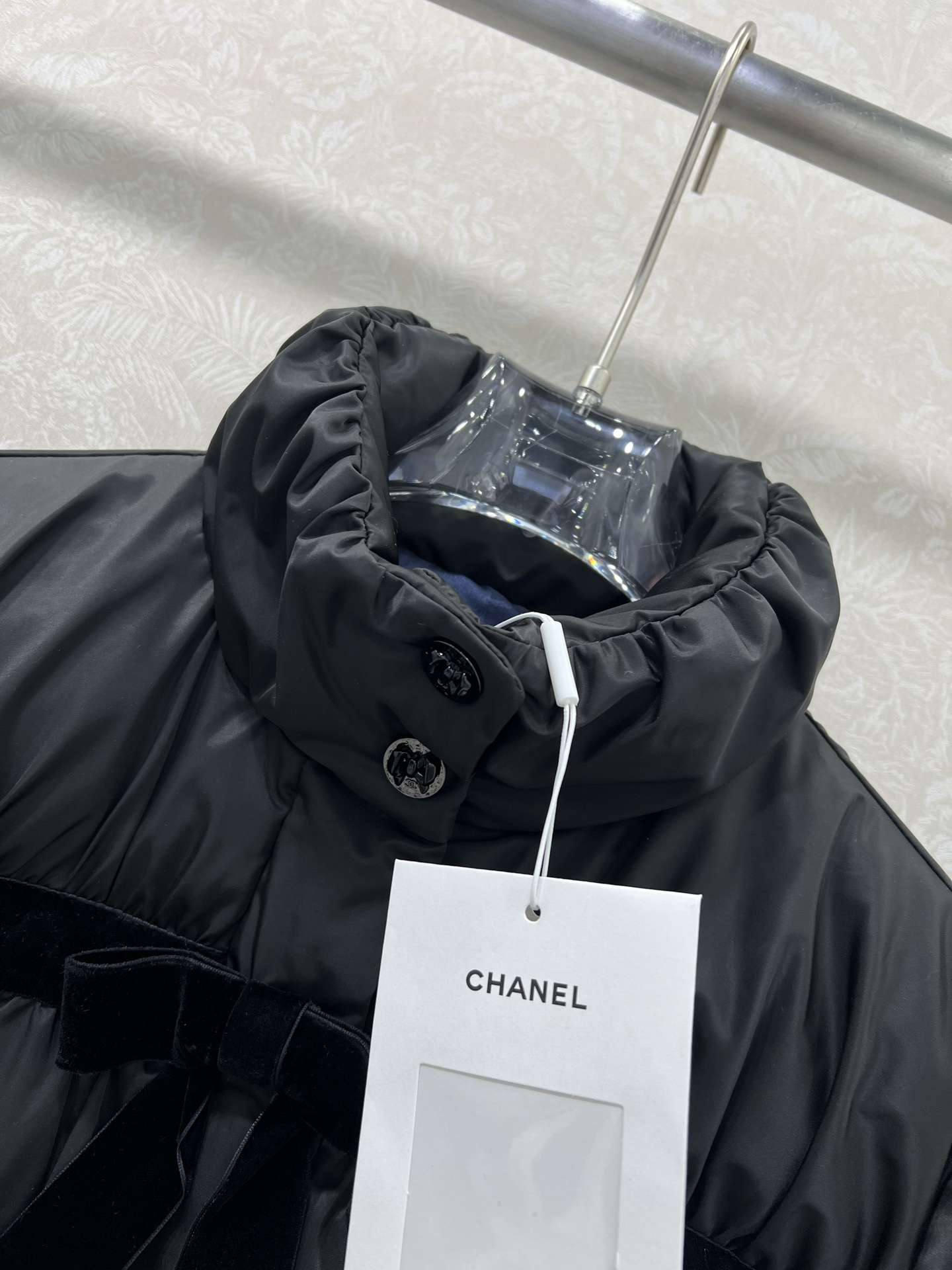 🔥🔥chan*l 25秋冬新款金智妮秀场同款蝴蝶结🎀羽绒 时髦中长款版型 长方格压纹➕丝绒蝴蝶结勾勒➕花