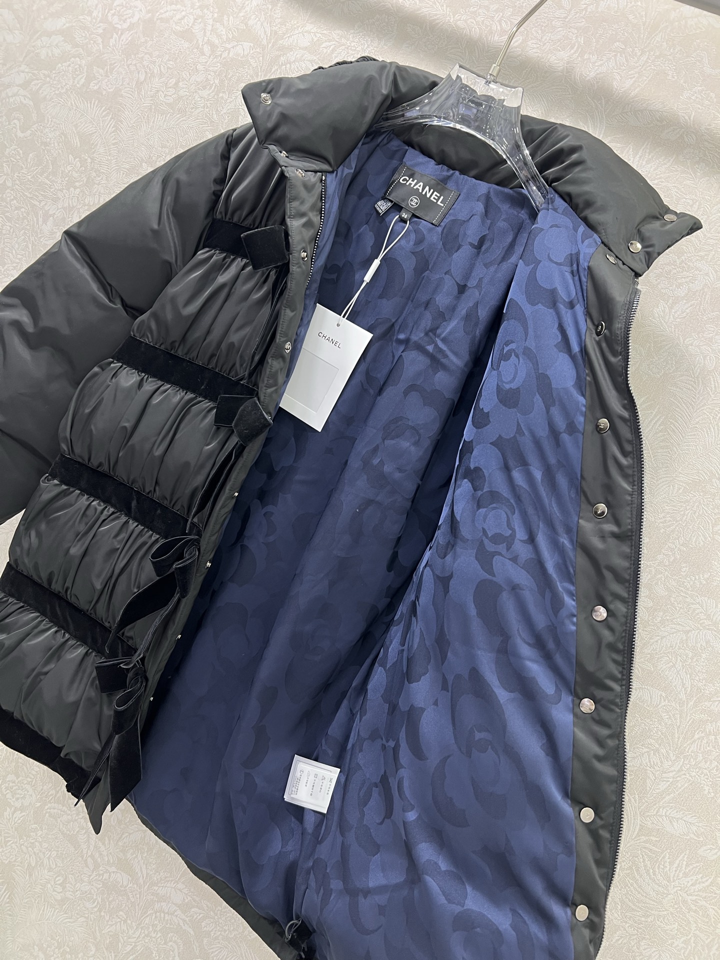 🔥🔥chan*l 25秋冬新款金智妮秀场同款蝴蝶结🎀羽绒 时髦中长款版型 长方格压纹➕丝绒蝴蝶结勾勒➕花