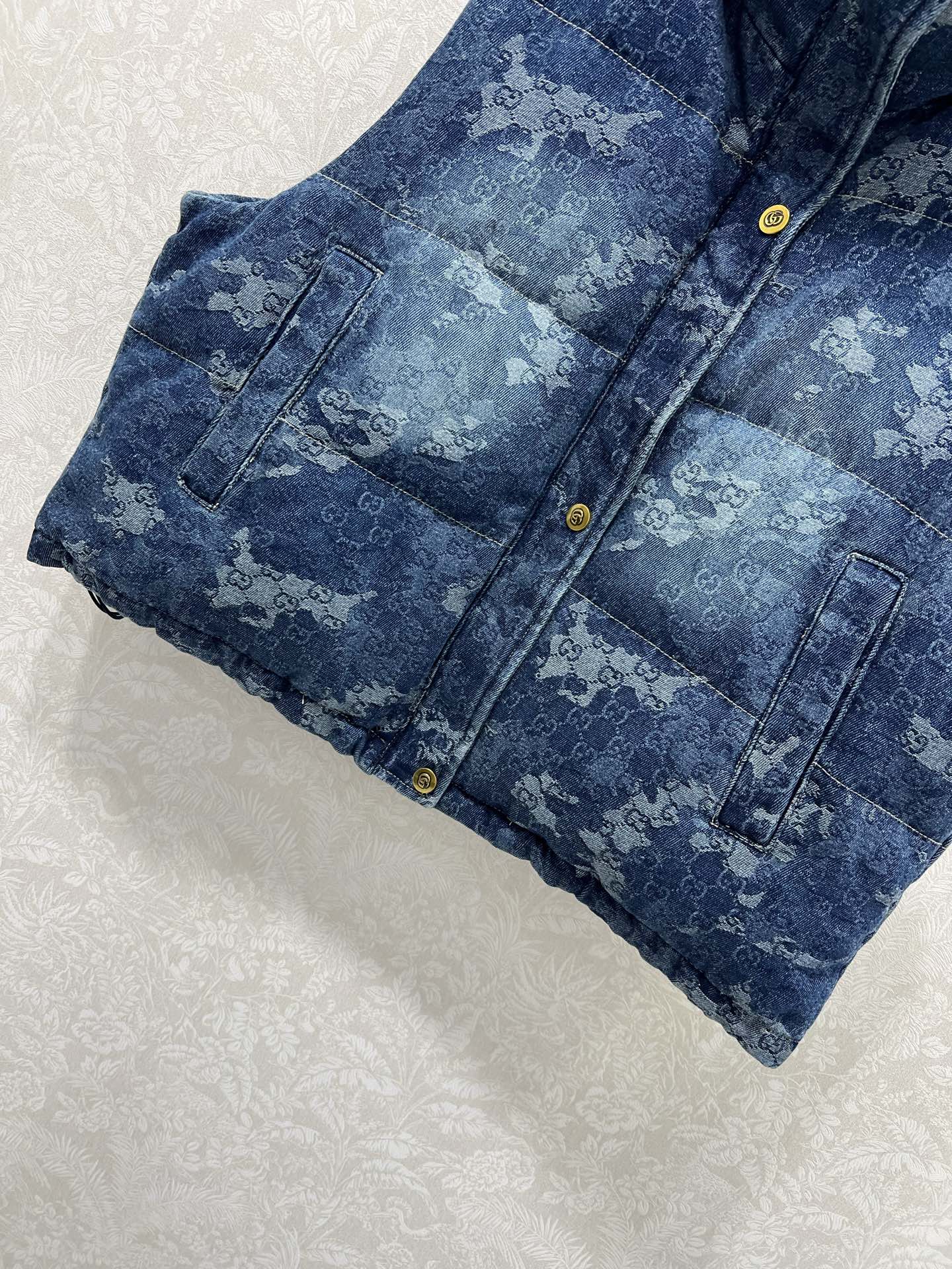 🔥🔥Gucc*25新款牛仔羽绒马甲 90白鸭绒 丹宁牛仔系列立领羽绒马甲 渐色晕染牛仔面料 定制五金 打