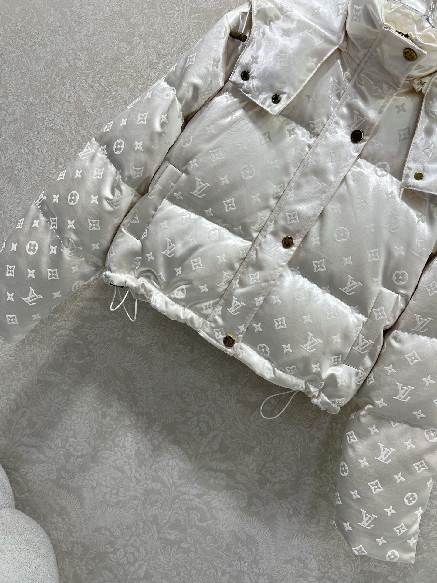 🔥🔥Louis Vuitto* 25秋冬新款连帽植绒绸缎羽绒外套 90白鸭绒 logo植绒满印时髦好看 