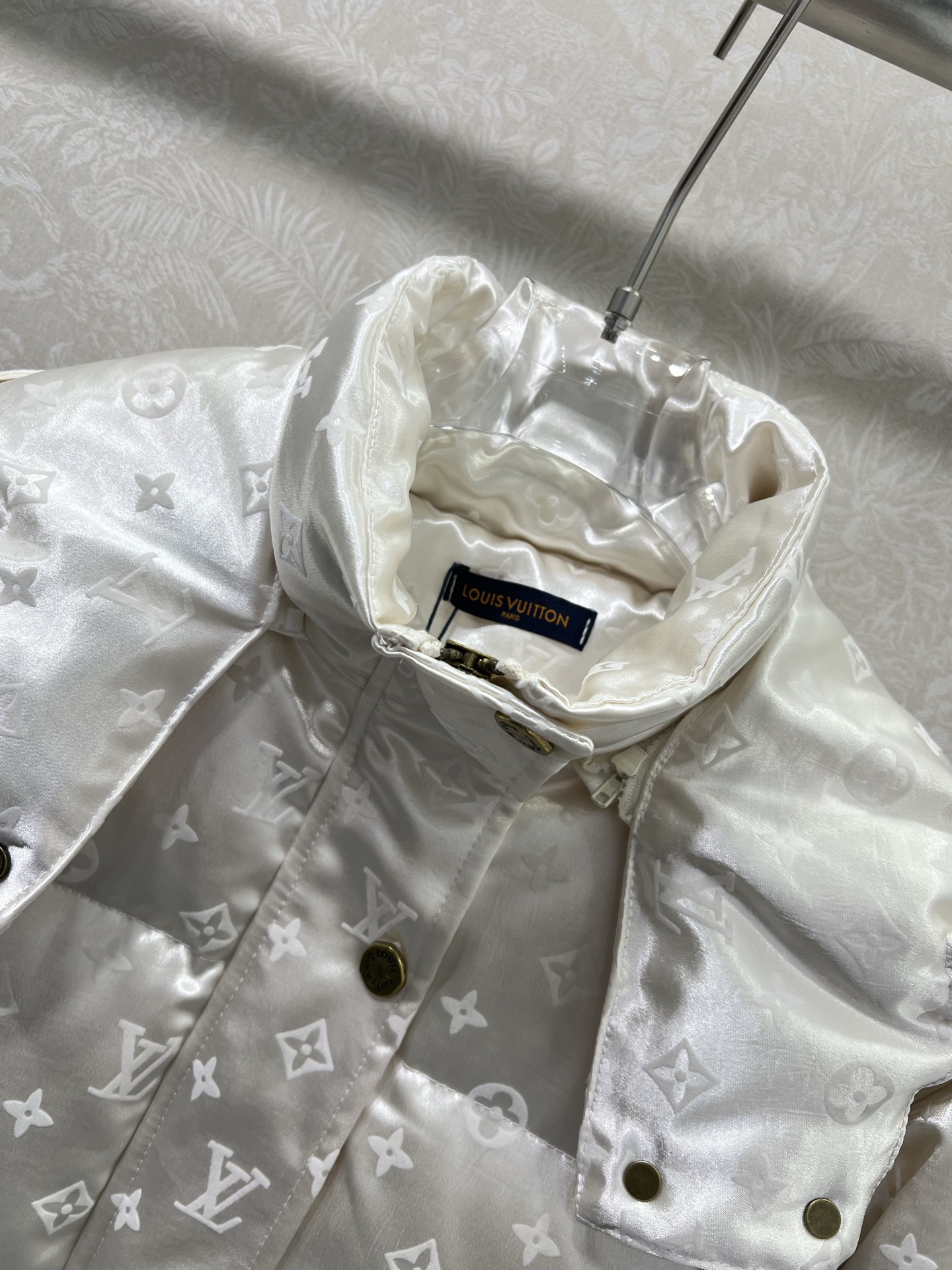 🔥🔥Louis Vuitto* 25秋冬新款连帽植绒绸缎羽绒外套 90白鸭绒 logo植绒满印时髦好看 