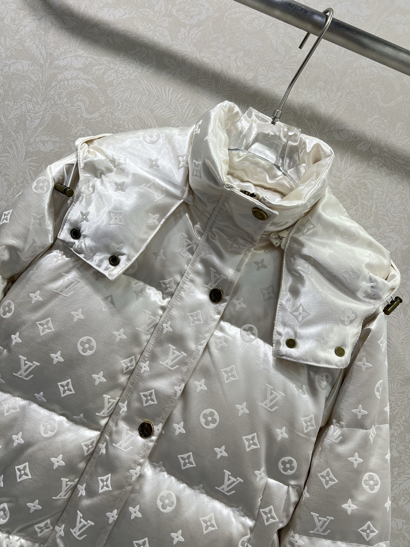 🔥🔥Louis Vuitto* 25秋冬新款连帽植绒绸缎羽绒外套 90白鸭绒 logo植绒满印时髦好看 