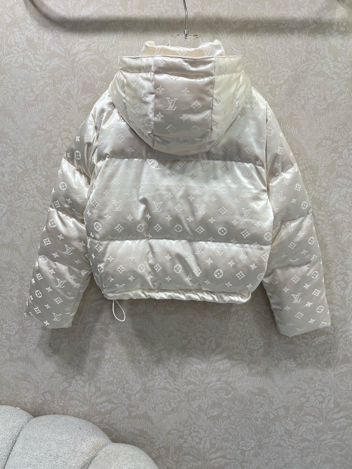 🔥🔥Louis Vuitto* 25秋冬新款连帽植绒绸缎羽绒外套 90白鸭绒 logo植绒满印时髦好看 