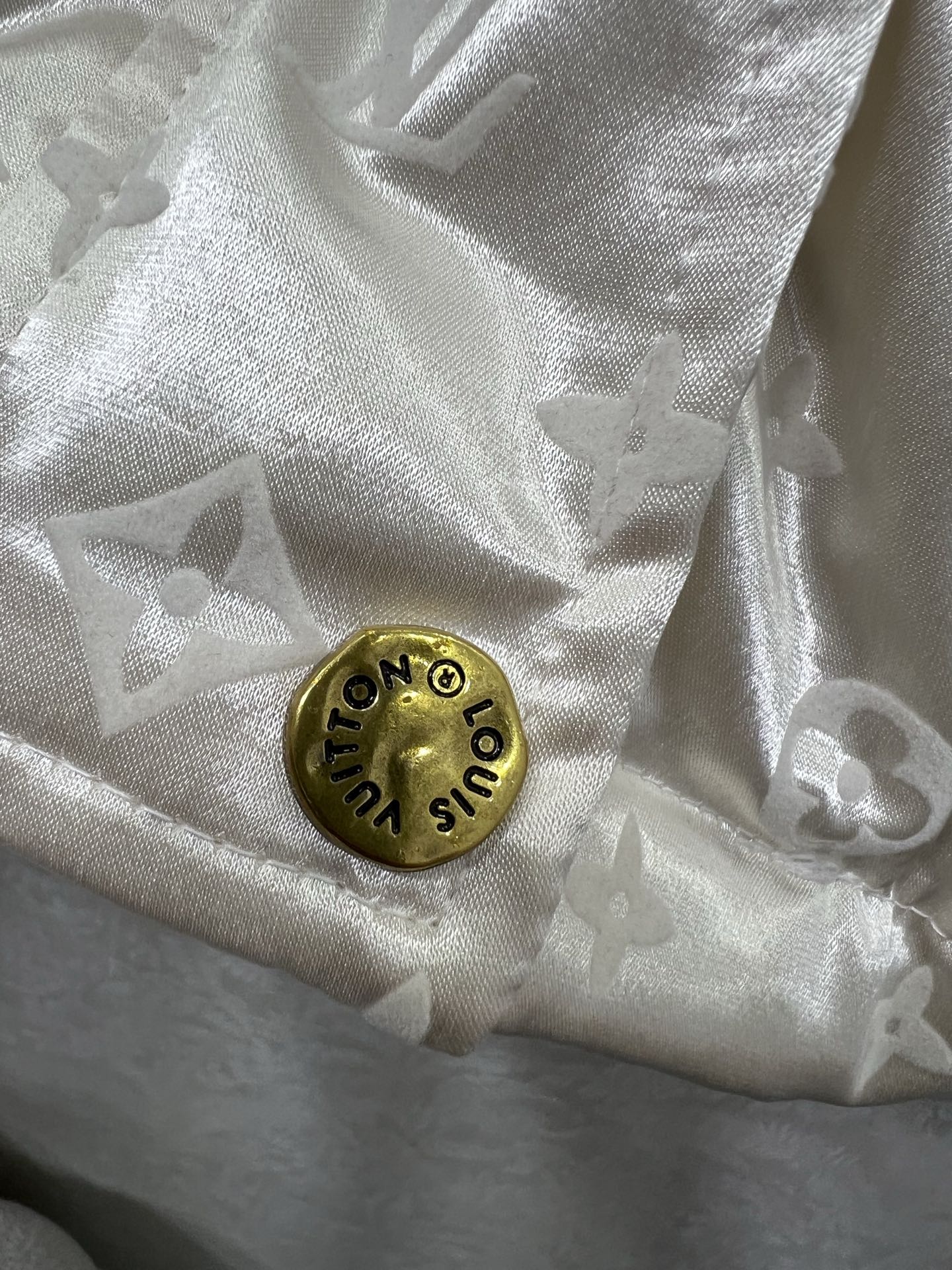 🔥🔥Louis Vuitto* 25秋冬新款连帽植绒绸缎羽绒外套 90白鸭绒 logo植绒满印时髦好看 