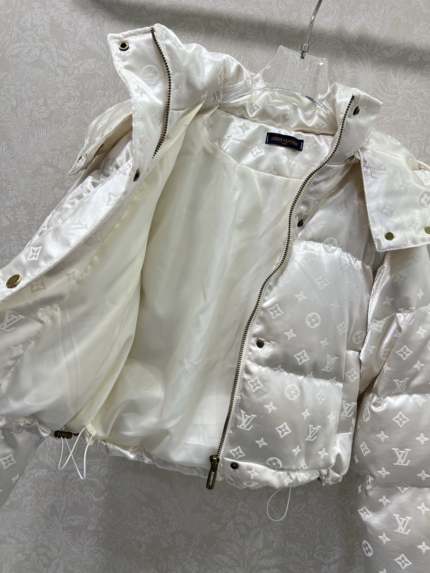 🔥🔥Louis Vuitto* 25秋冬新款连帽植绒绸缎羽绒外套 90白鸭绒 logo植绒满印时髦好看 