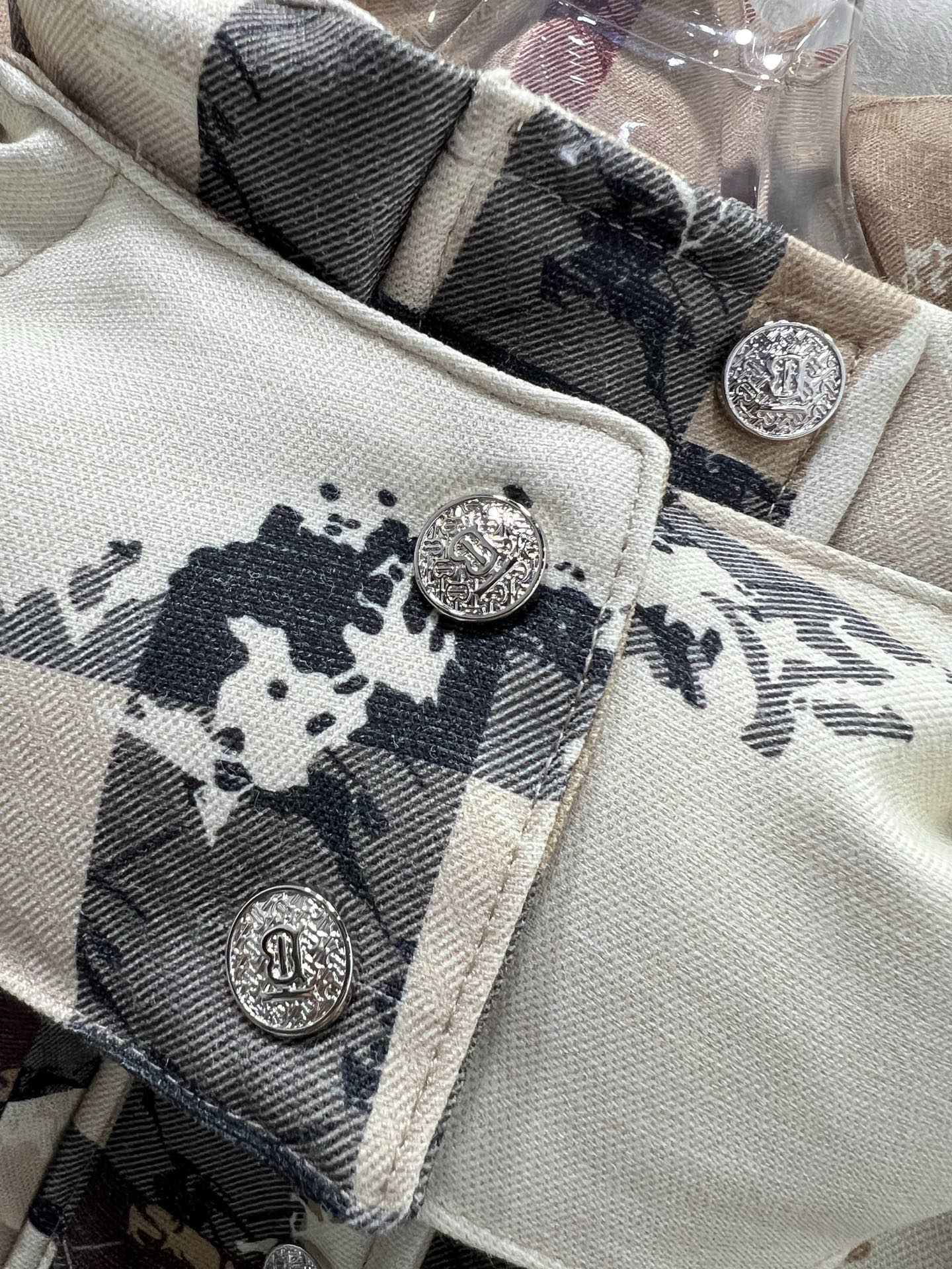 🔥🔥Burber*y25新款羽绒服 90白鸭绒 整件极具品牌辨识度的印花 连帽撞色羽绒 满Logo印花 