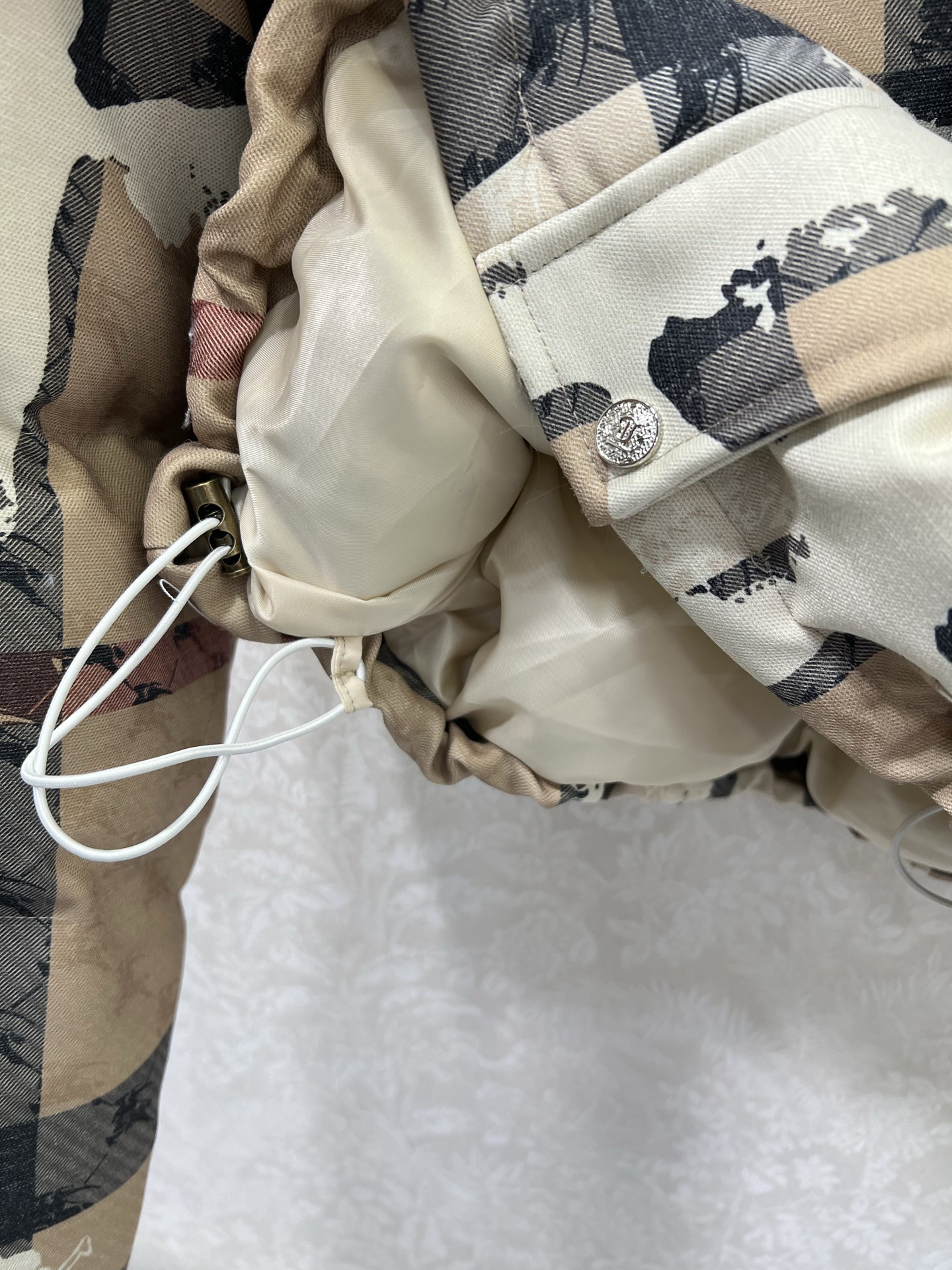 🔥🔥Burber*y25新款羽绒服 90白鸭绒 整件极具品牌辨识度的印花 连帽撞色羽绒 满Logo印花 