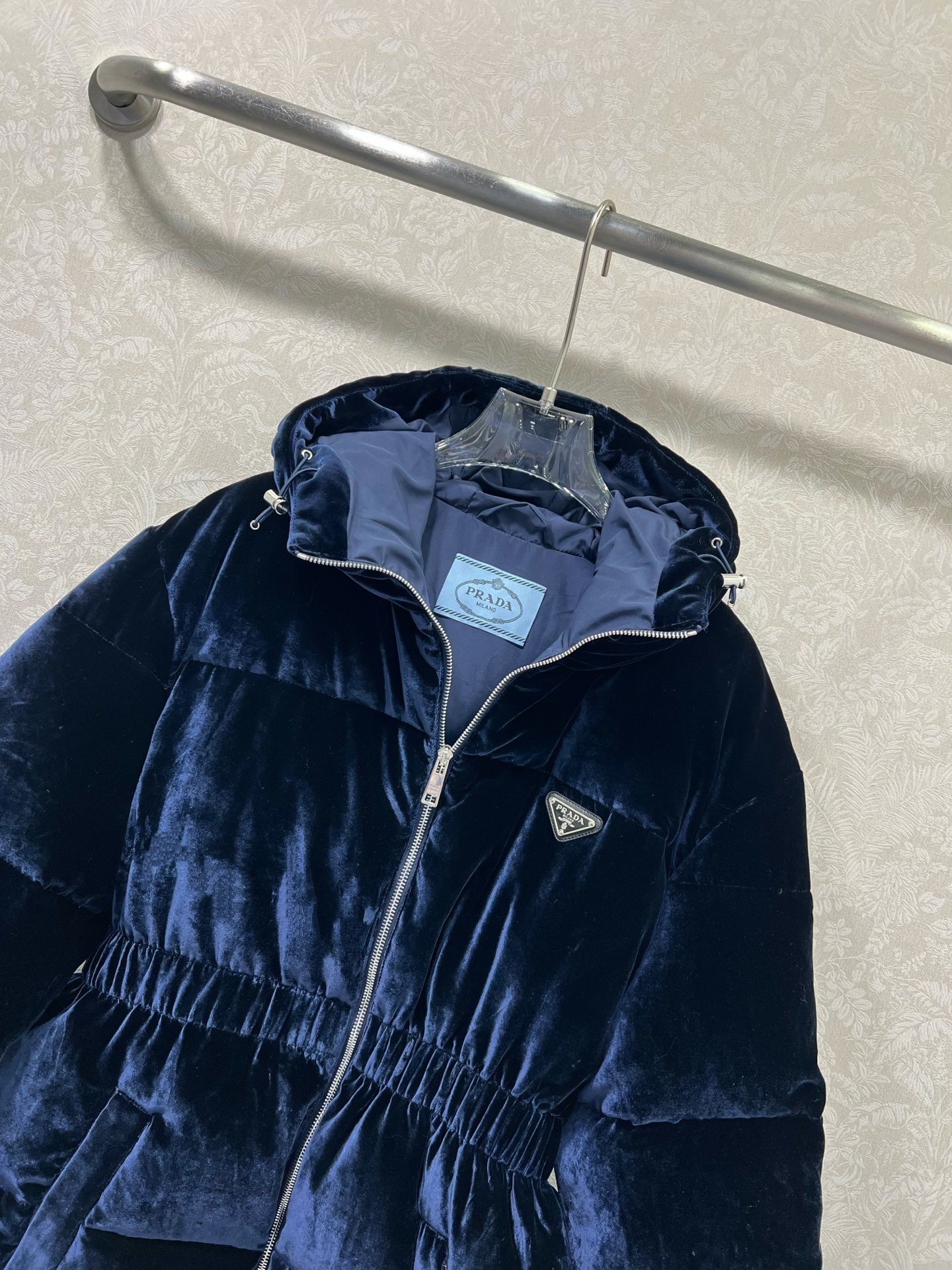 🔥🔥PRAD*25秋冬连帽收腰丝绒羽绒服 定制YB进口真丝丝绒材质 折射典雅光泽 是传统普通丝绒达不到的