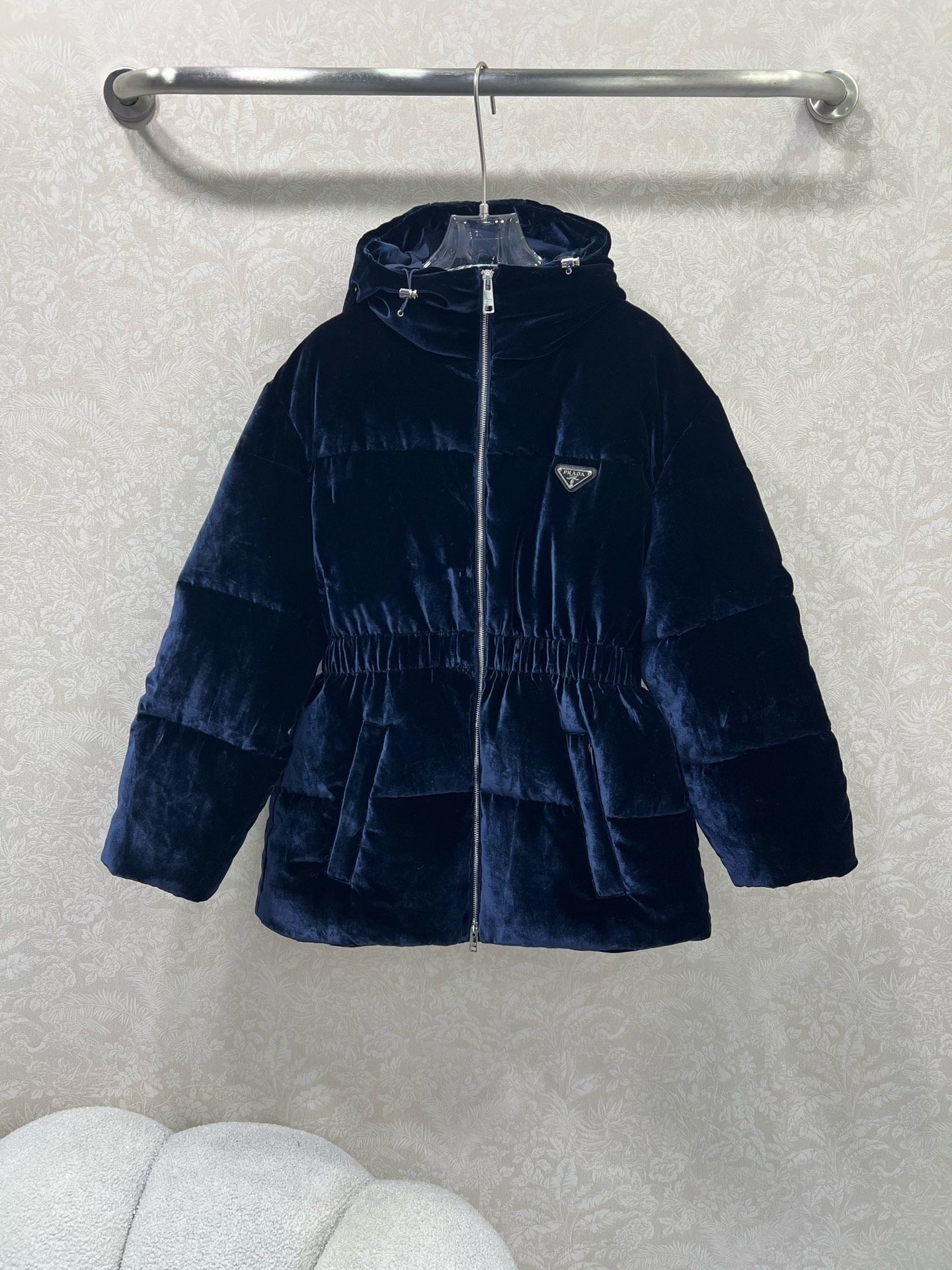 🔥🔥PRAD*25秋冬连帽收腰丝绒羽绒服 定制YB进口真丝丝绒材质 折射典雅光泽 是传统普通丝绒达不到的