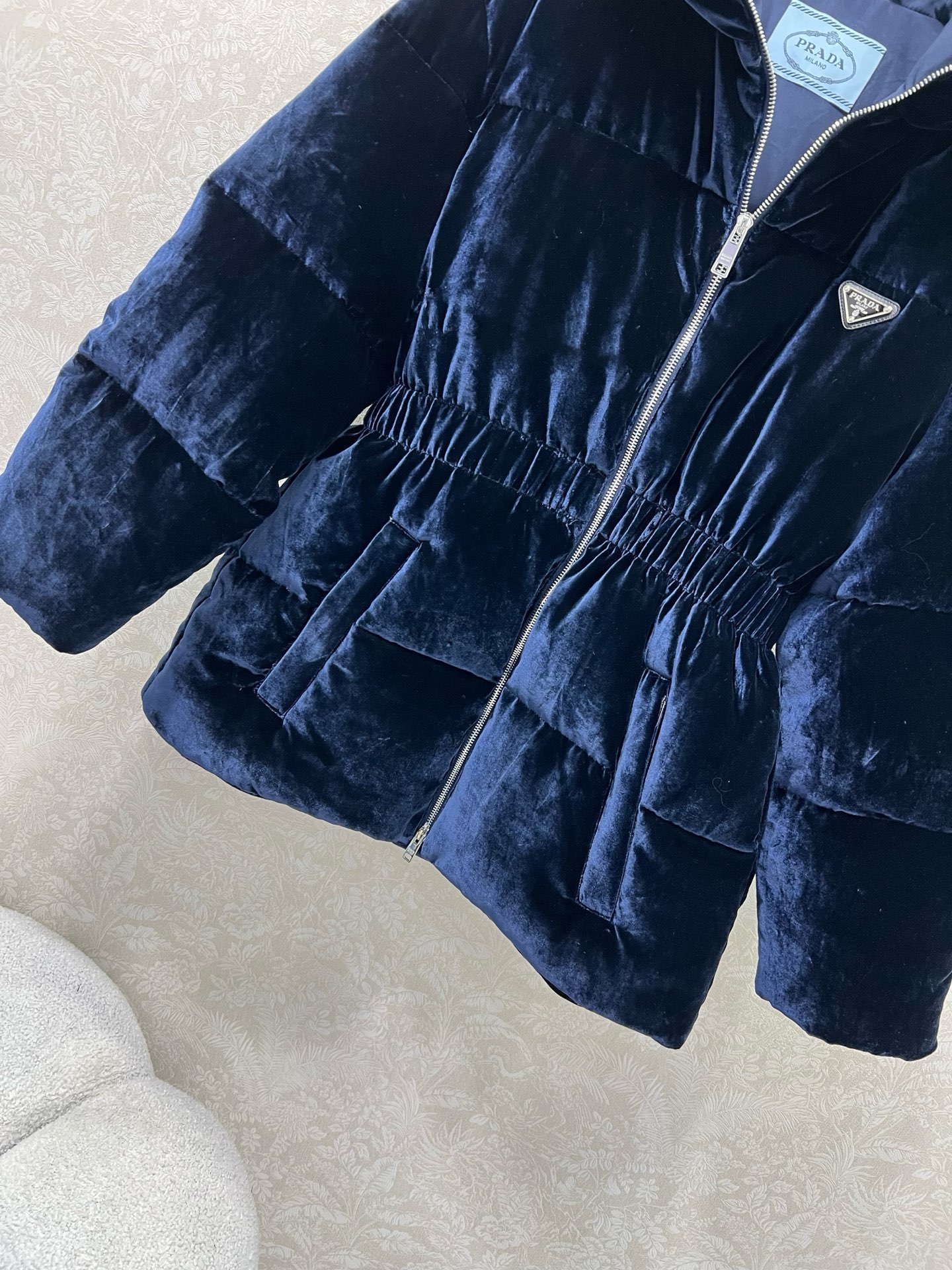 🔥🔥PRAD*25秋冬连帽收腰丝绒羽绒服 定制YB进口真丝丝绒材质 折射典雅光泽 是传统普通丝绒达不到的