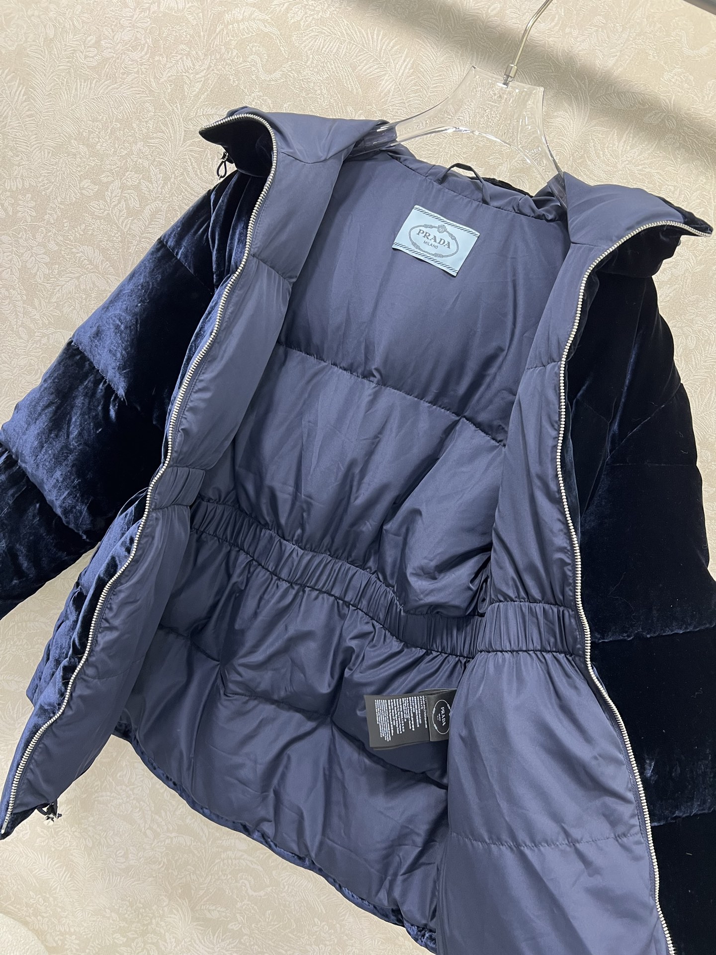 🔥🔥PRAD*25秋冬连帽收腰丝绒羽绒服 定制YB进口真丝丝绒材质 折射典雅光泽 是传统普通丝绒达不到的