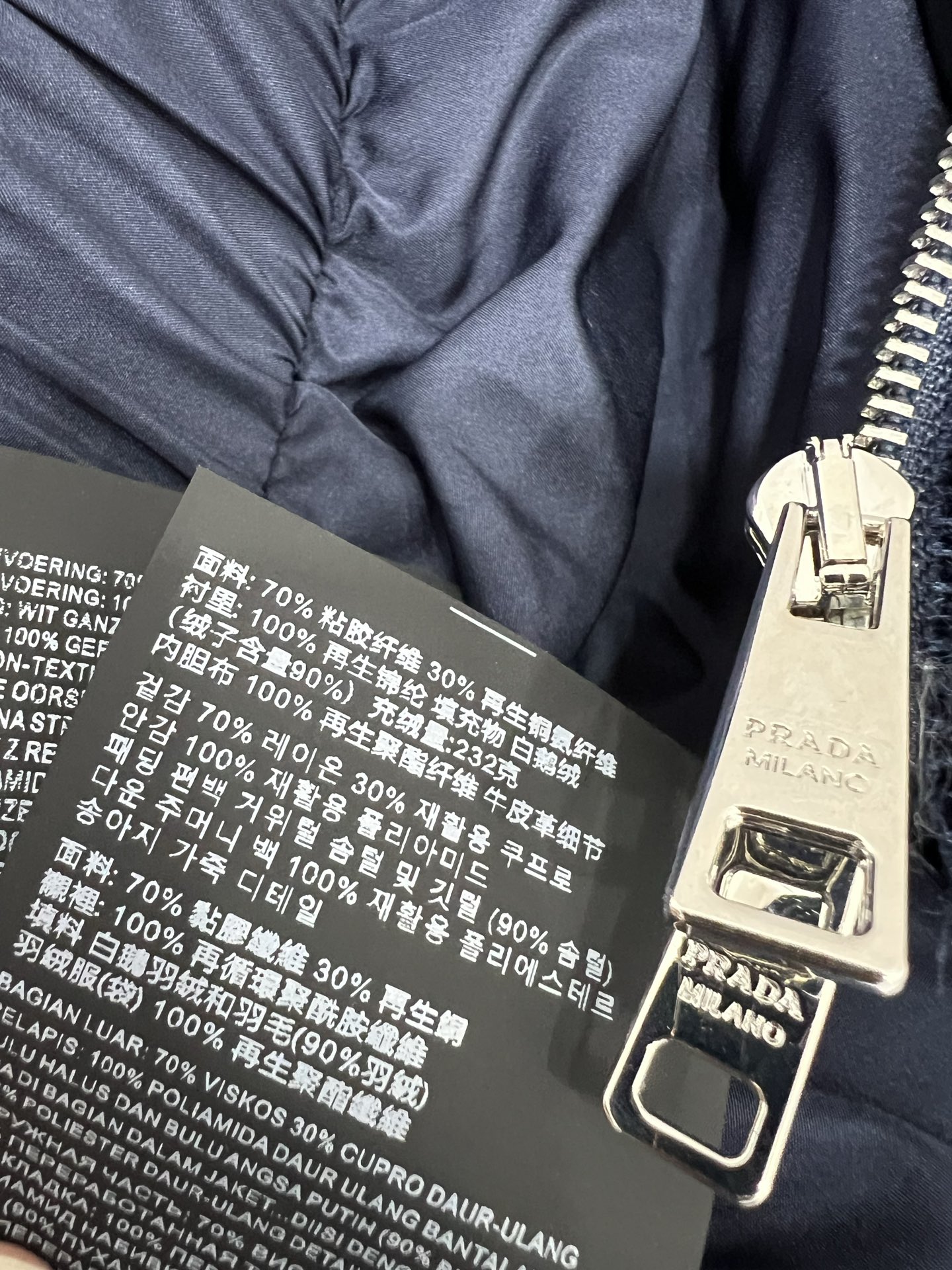 🔥🔥PRAD*25秋冬连帽收腰丝绒羽绒服 定制YB进口真丝丝绒材质 折射典雅光泽 是传统普通丝绒达不到的