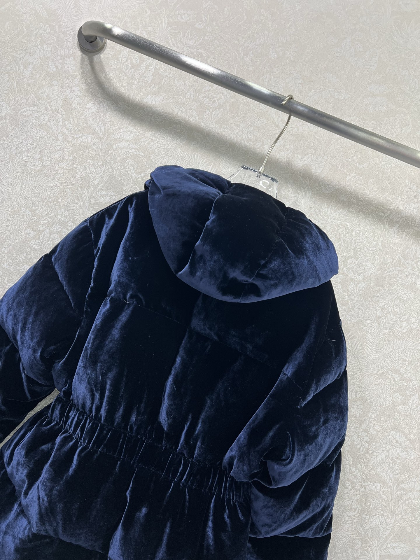 🔥🔥PRAD*25秋冬连帽收腰丝绒羽绒服 定制YB进口真丝丝绒材质 折射典雅光泽 是传统普通丝绒达不到的