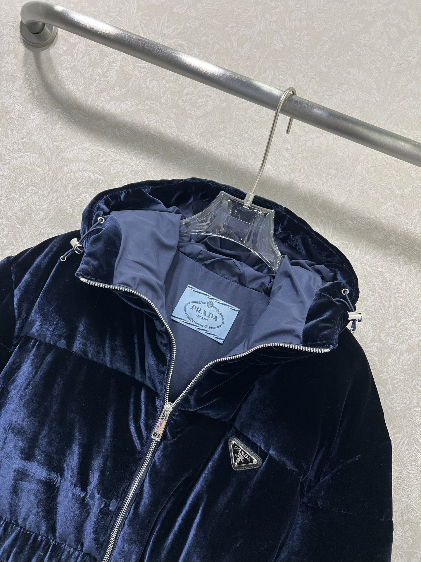 🔥🔥PRAD*25秋冬连帽收腰丝绒羽绒服 定制YB进口真丝丝绒材质 折射典雅光泽 是传统普通丝绒达不到的