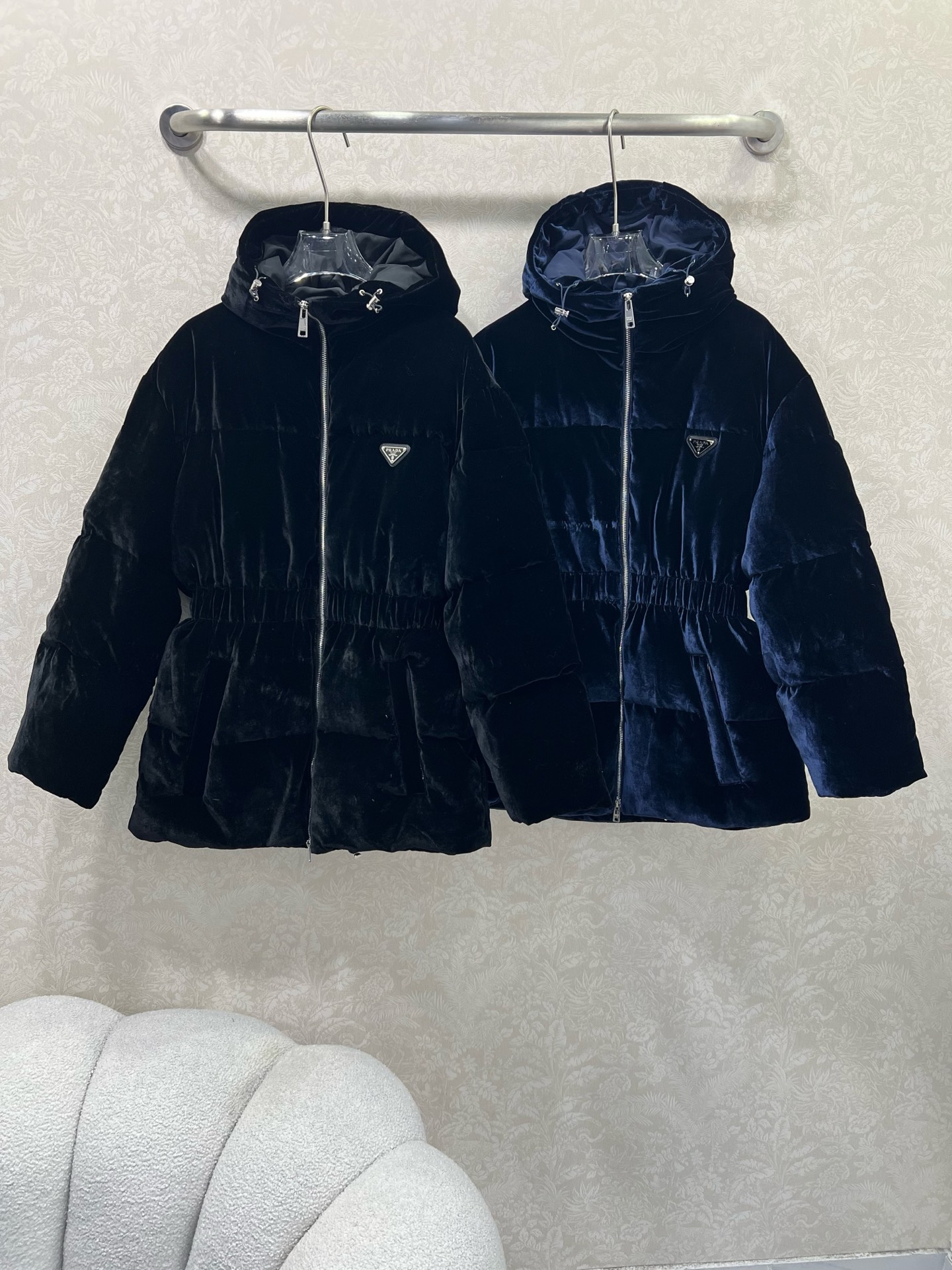 🔥🔥PRAD*25秋冬连帽收腰丝绒羽绒服 定制YB进口真丝丝绒材质 折射典雅光泽 是传统普通丝绒达不到的