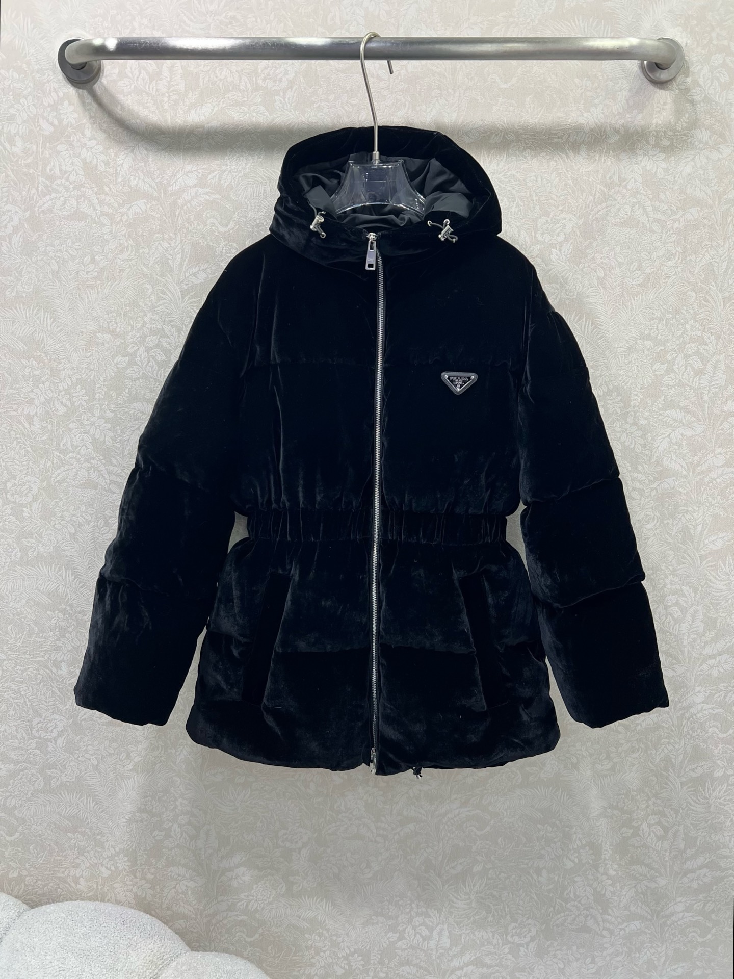 🔥🔥PRAD*25秋冬连帽收腰丝绒羽绒服 定制YB进口真丝丝绒材质 折射典雅光泽 是传统普通丝绒达不到的