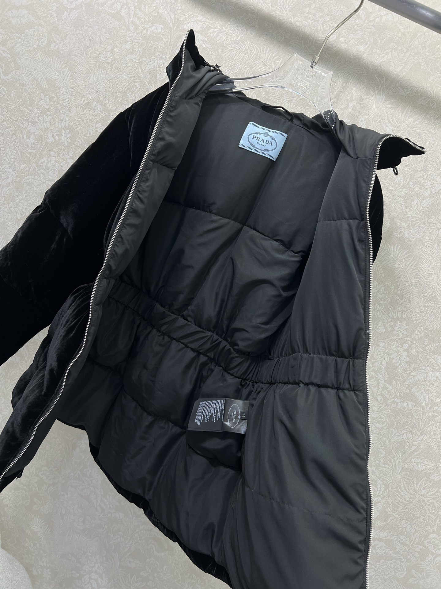 🔥🔥PRAD*25秋冬连帽收腰丝绒羽绒服 定制YB进口真丝丝绒材质 折射典雅光泽 是传统普通丝绒达不到的