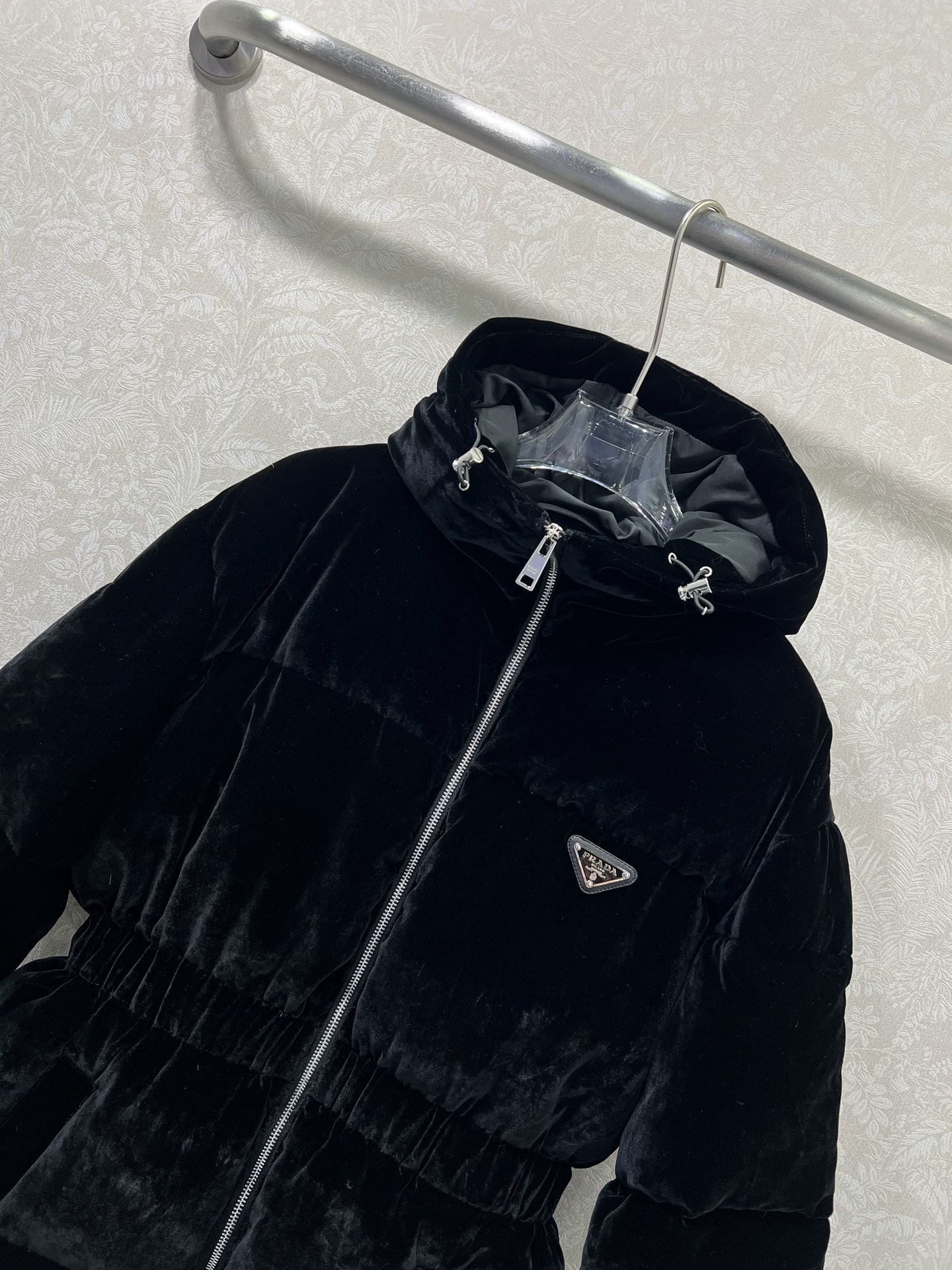 🔥🔥PRAD*25秋冬连帽收腰丝绒羽绒服 定制YB进口真丝丝绒材质 折射典雅光泽 是传统普通丝绒达不到的