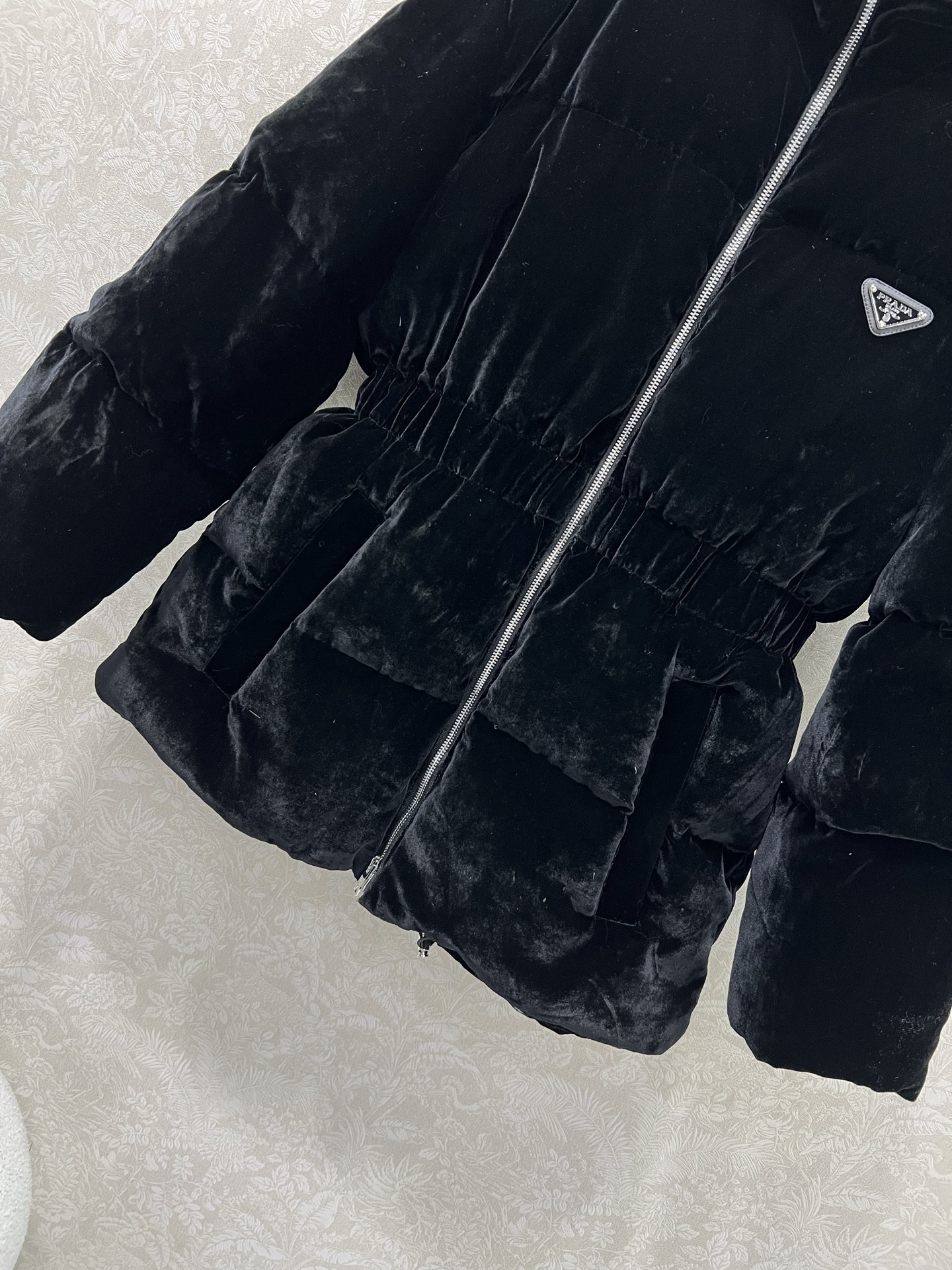 🔥🔥PRAD*25秋冬连帽收腰丝绒羽绒服 定制YB进口真丝丝绒材质 折射典雅光泽 是传统普通丝绒达不到的