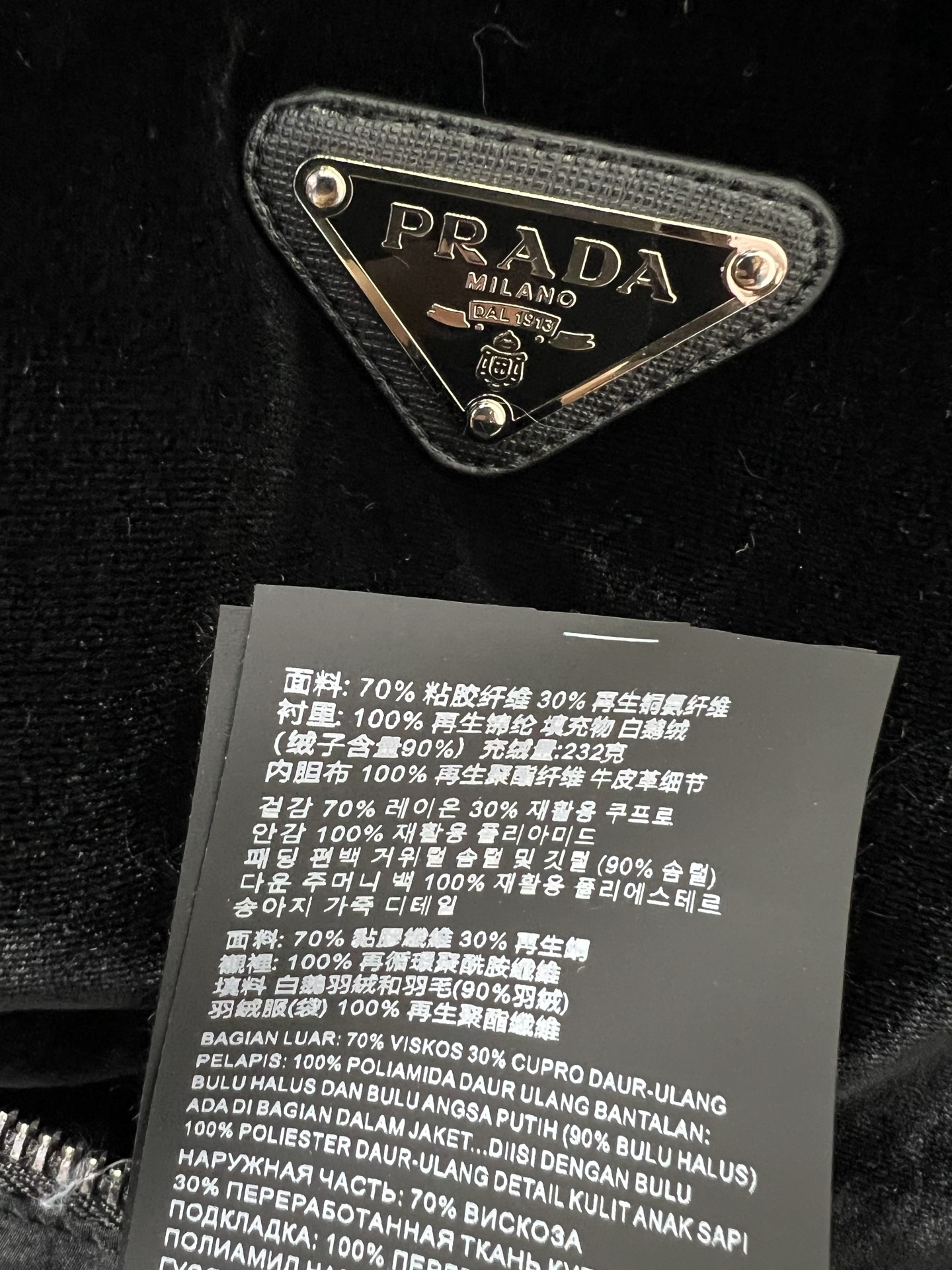 🔥🔥PRAD*25秋冬连帽收腰丝绒羽绒服 定制YB进口真丝丝绒材质 折射典雅光泽 是传统普通丝绒达不到的