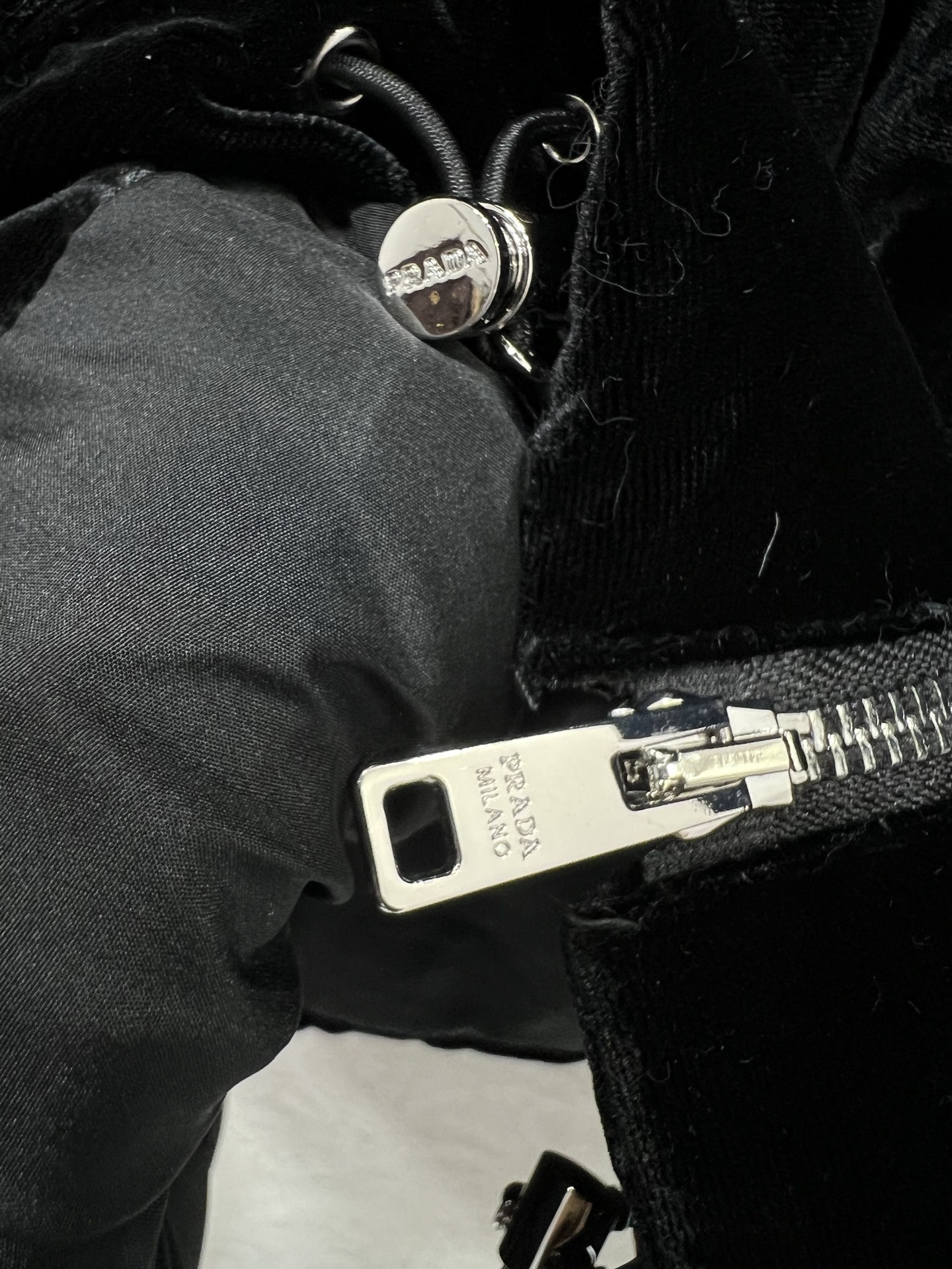 🔥🔥PRAD*25秋冬连帽收腰丝绒羽绒服 定制YB进口真丝丝绒材质 折射典雅光泽 是传统普通丝绒达不到的