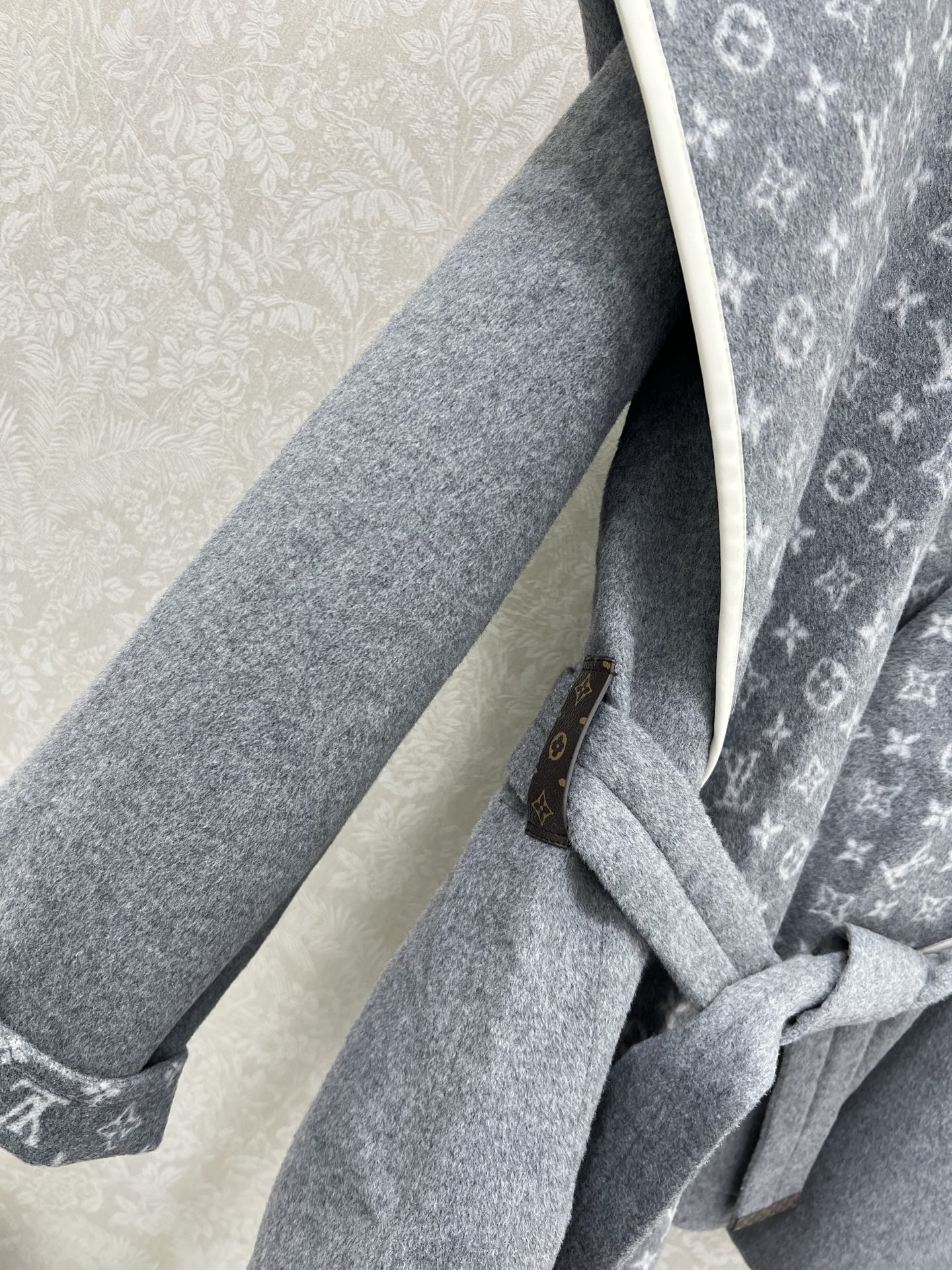 Louis Vuitton Wool Coat Short Double-Sided Monogram Jacquard - Elegant & Warm 5 i1761399642916 1833 0 4