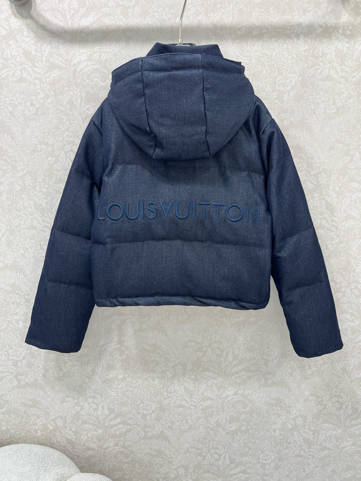 🔥🔥Louis Vuitt*n25新款羽绒服 90白鸭绒丹宁牛仔面料 可拆卸连帽设计 胸前后背Logo刺