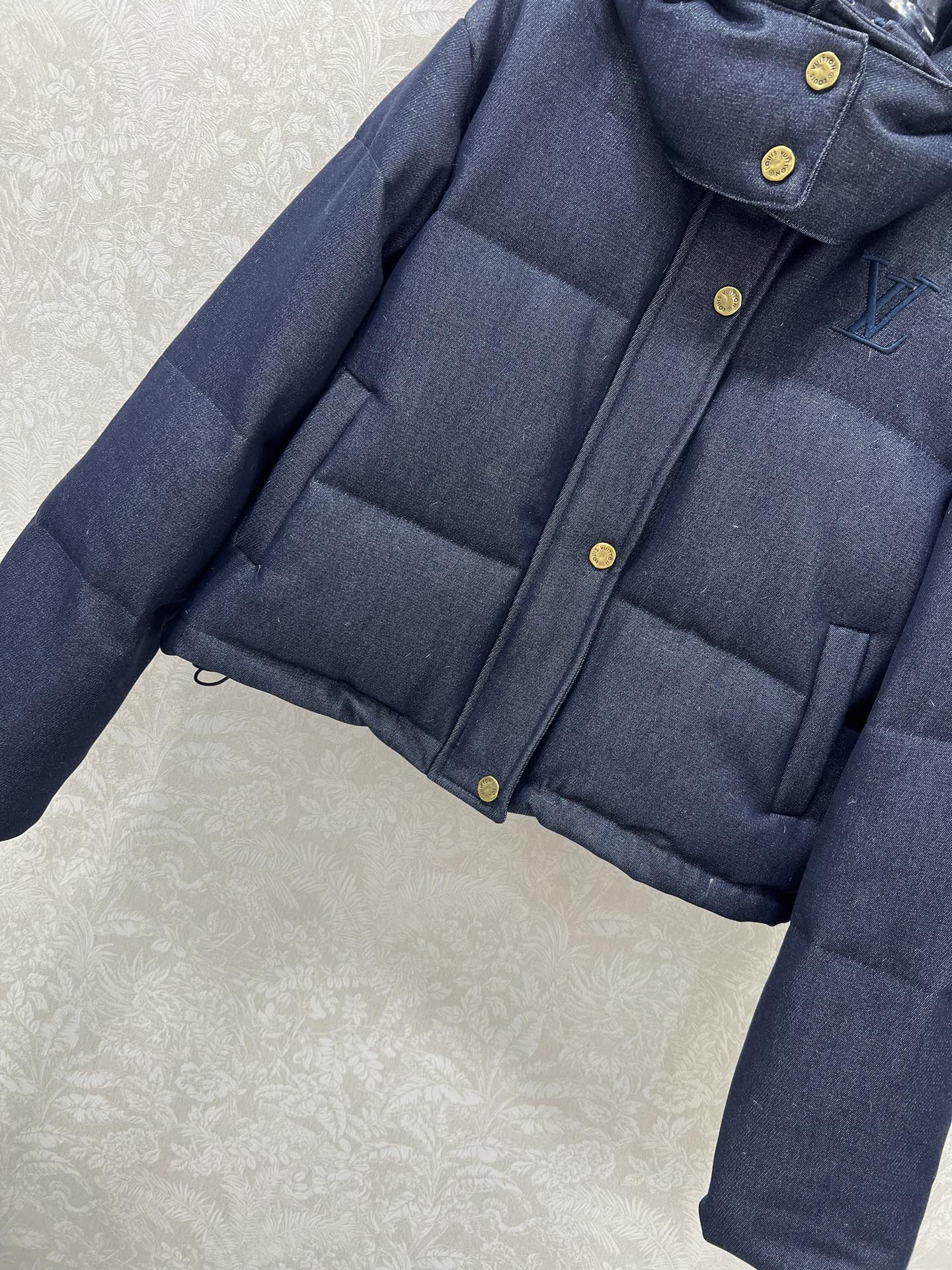 🔥🔥Louis Vuitt*n25新款羽绒服 90白鸭绒丹宁牛仔面料 可拆卸连帽设计 胸前后背Logo刺