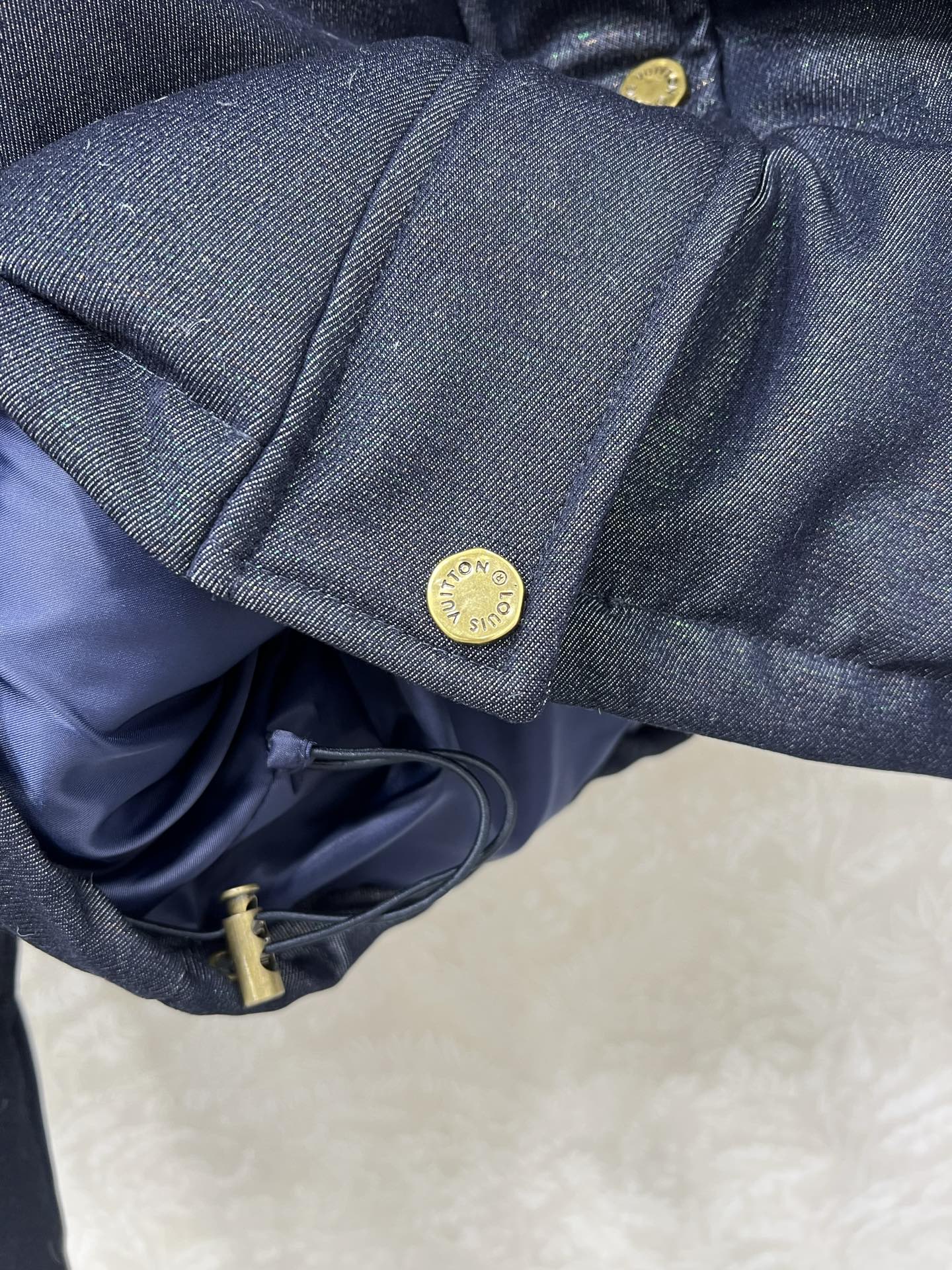 🔥🔥Louis Vuitt*n25新款羽绒服 90白鸭绒丹宁牛仔面料 可拆卸连帽设计 胸前后背Logo刺
