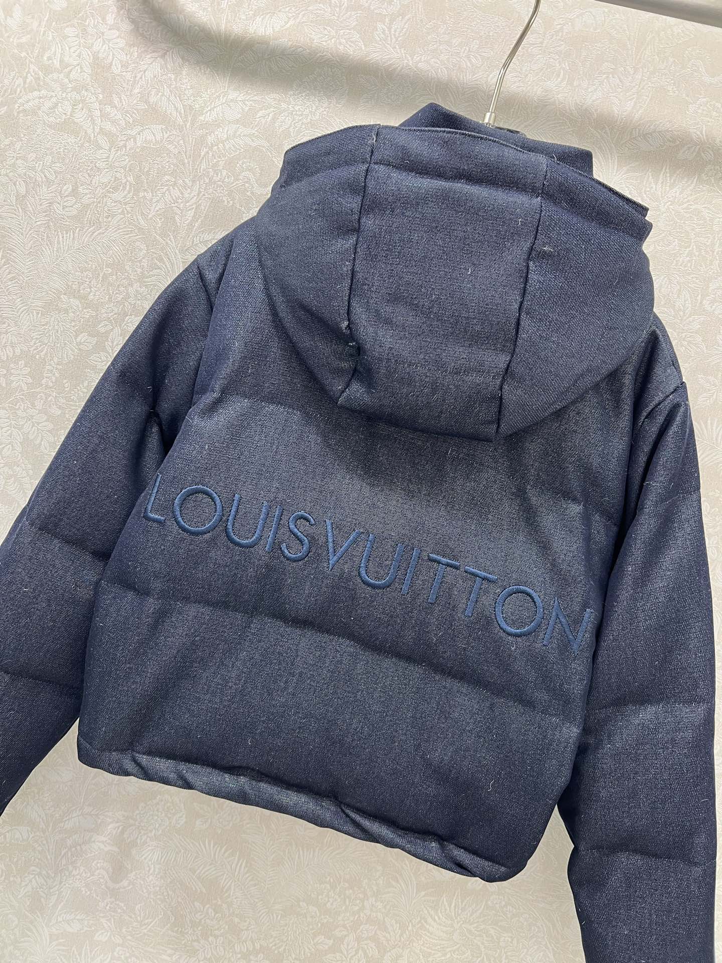 🔥🔥Louis Vuitt*n25新款羽绒服 90白鸭绒丹宁牛仔面料 可拆卸连帽设计 胸前后背Logo刺