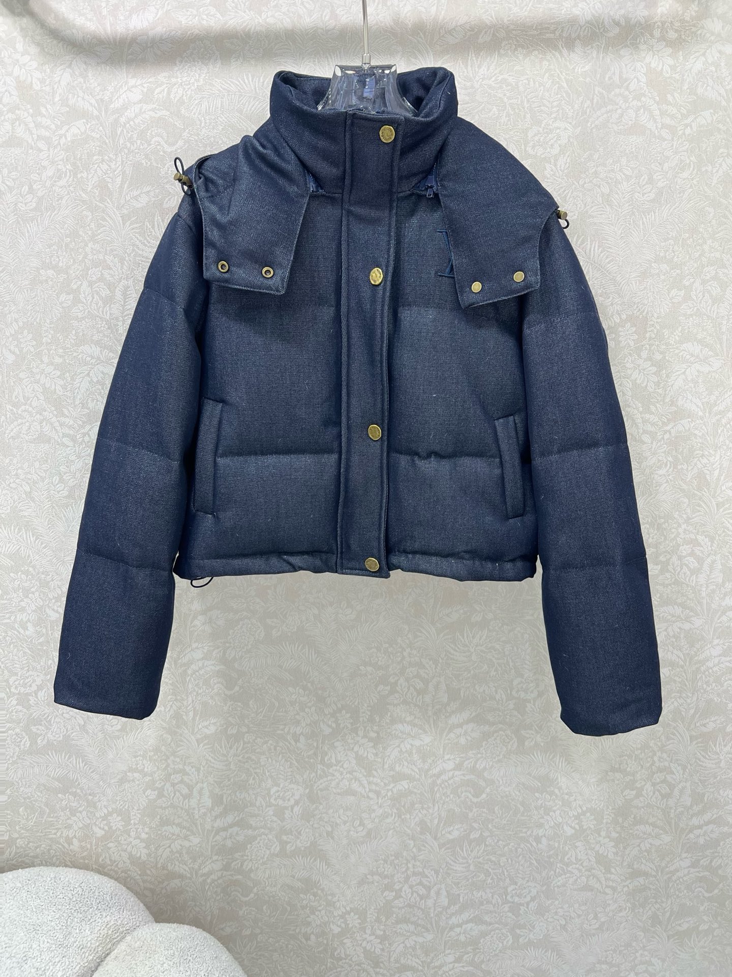 🔥🔥Louis Vuitt*n25新款羽绒服 90白鸭绒丹宁牛仔面料 可拆卸连帽设计 胸前后背Logo刺