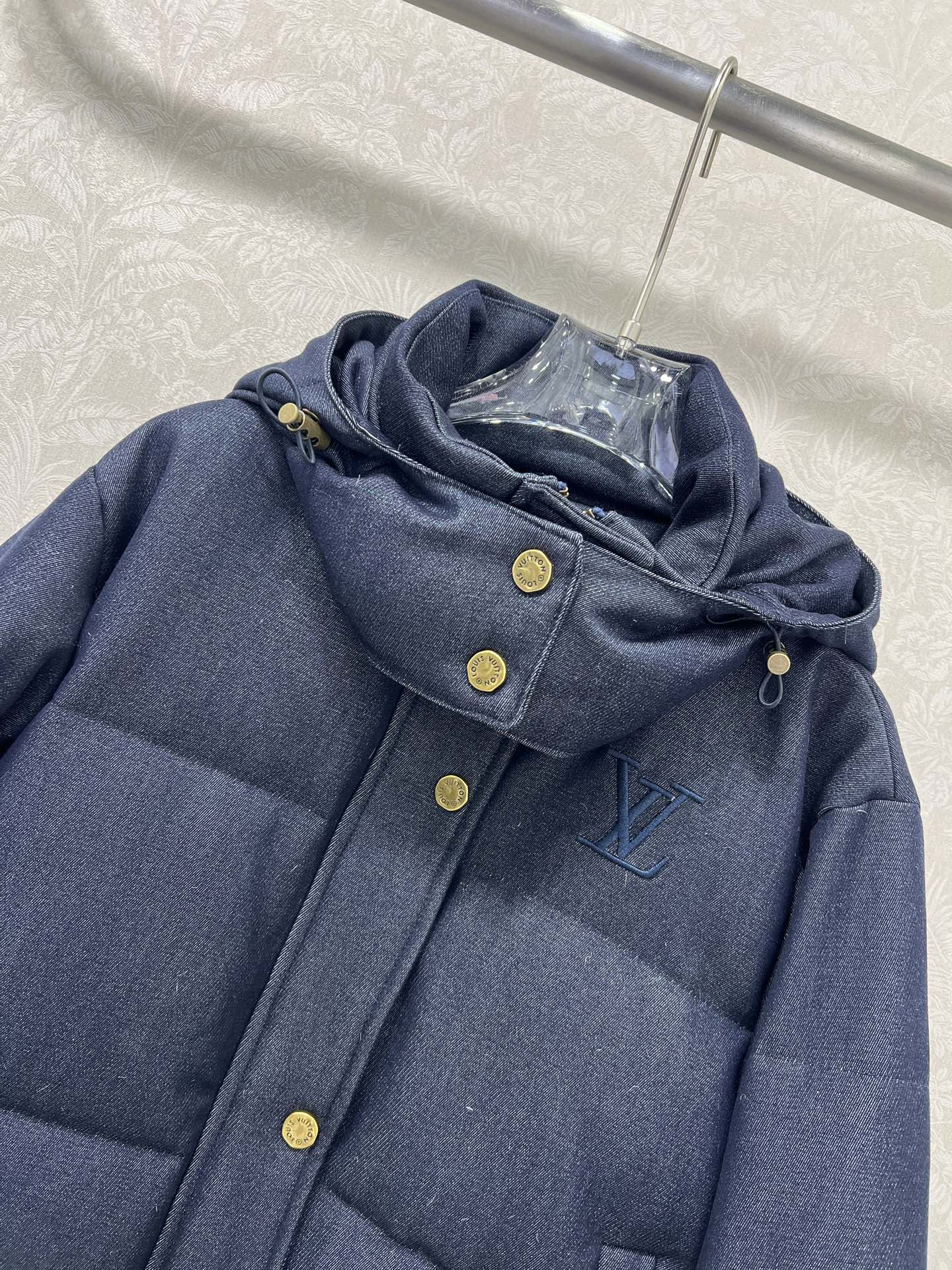 🔥🔥Louis Vuitt*n25新款羽绒服 90白鸭绒丹宁牛仔面料 可拆卸连帽设计 胸前后背Logo刺