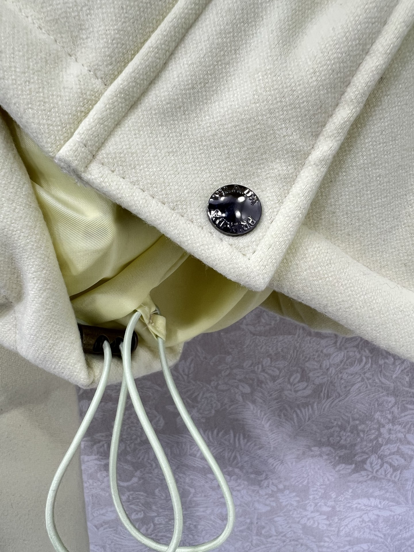 🔥🔥prad*25新款羽绒服 90白鸭绒 糖果色真的太活力俏皮啦 可拆卸连帽设计 胸前后背三角标装饰 定