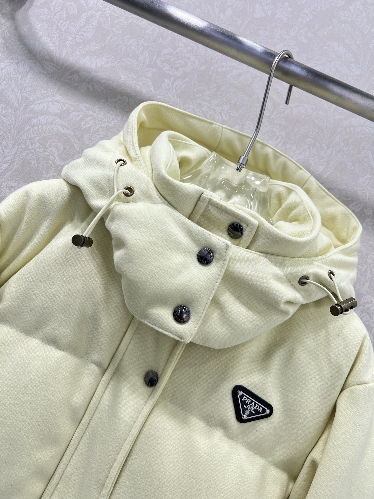 🔥🔥prad*25新款羽绒服 90白鸭绒 糖果色真的太活力俏皮啦 可拆卸连帽设计 胸前后背三角标装饰 定