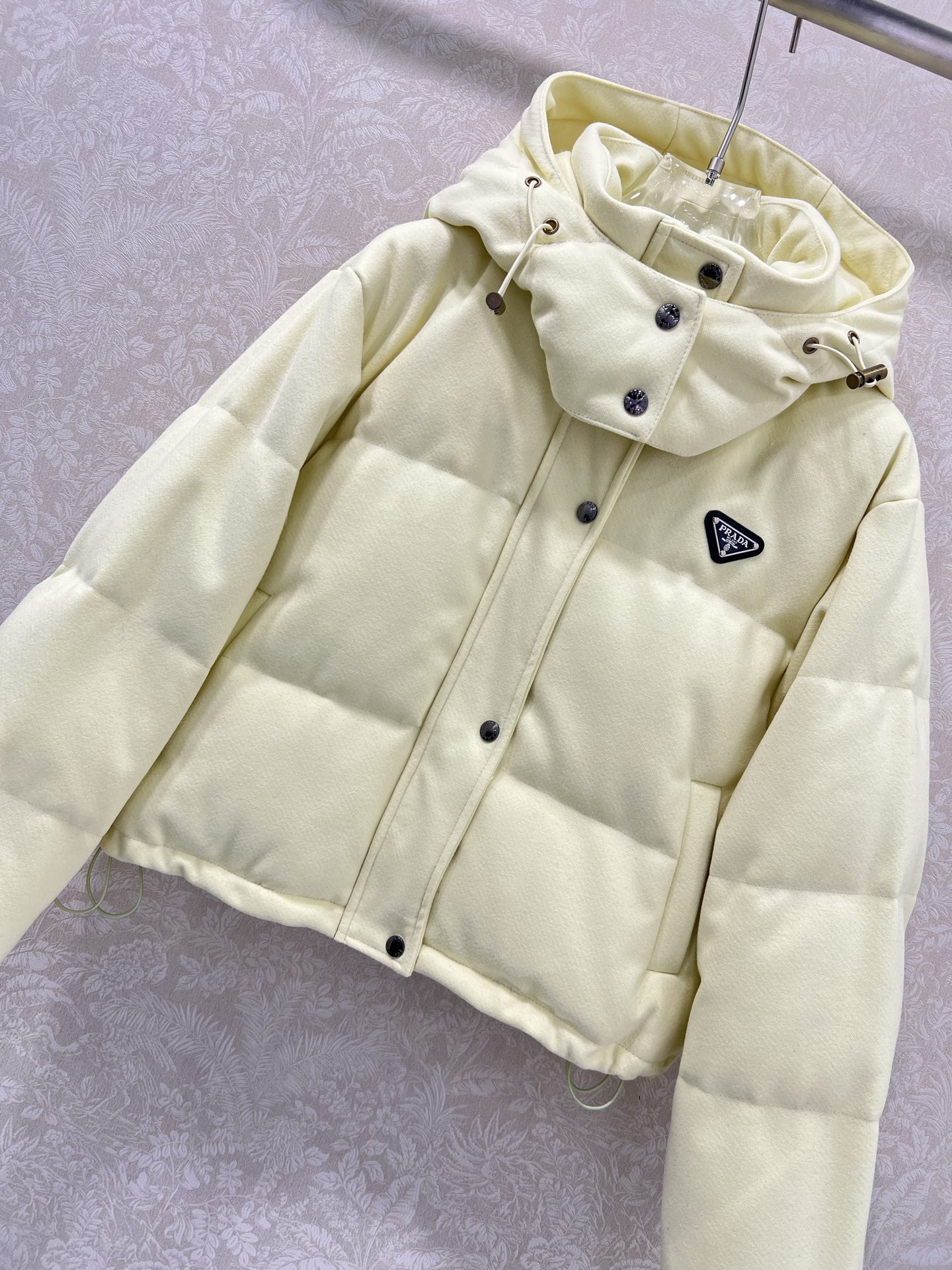 🔥🔥prad*25新款羽绒服 90白鸭绒 糖果色真的太活力俏皮啦 可拆卸连帽设计 胸前后背三角标装饰 定