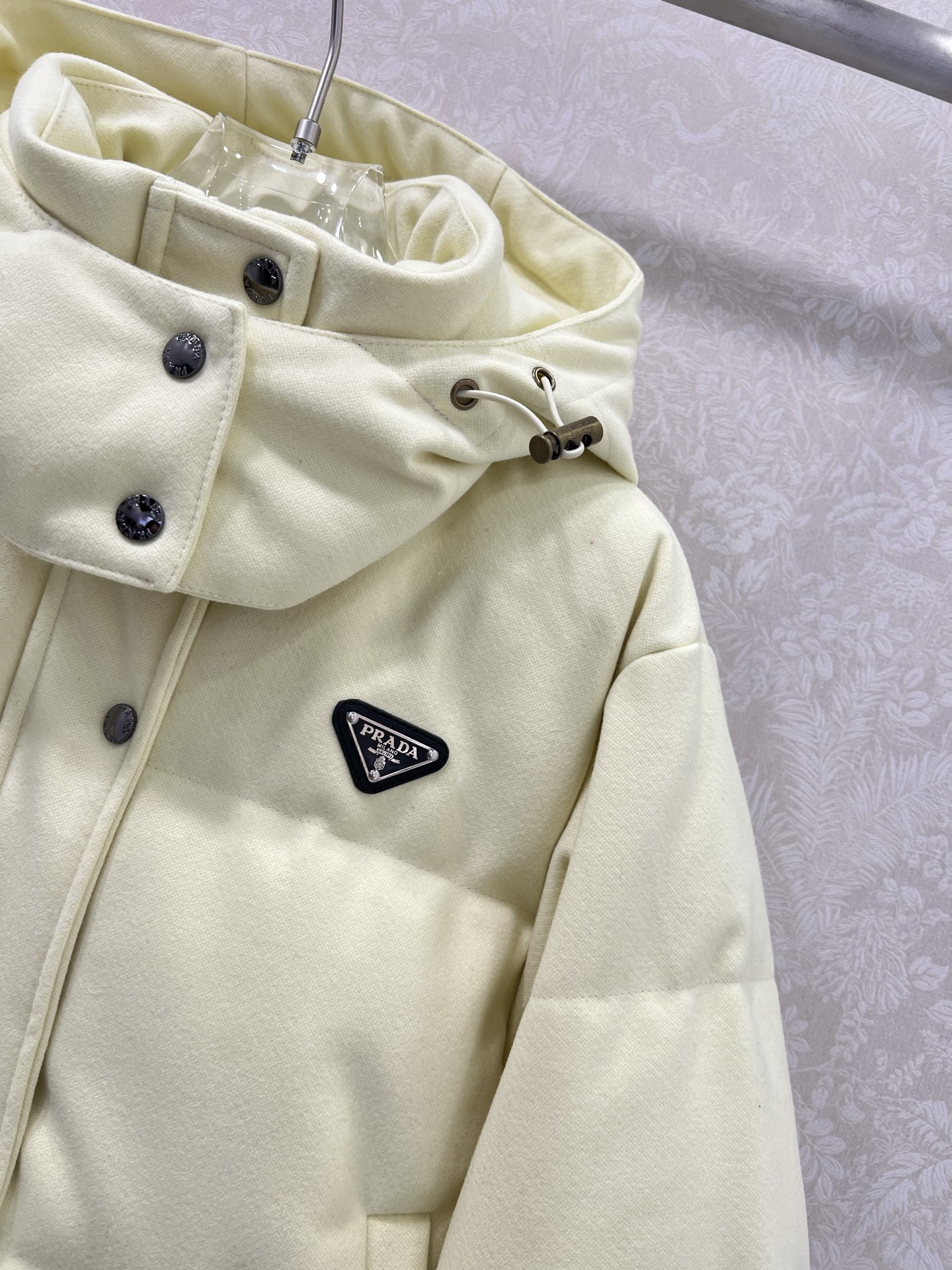 🔥🔥prad*25新款羽绒服 90白鸭绒 糖果色真的太活力俏皮啦 可拆卸连帽设计 胸前后背三角标装饰 定