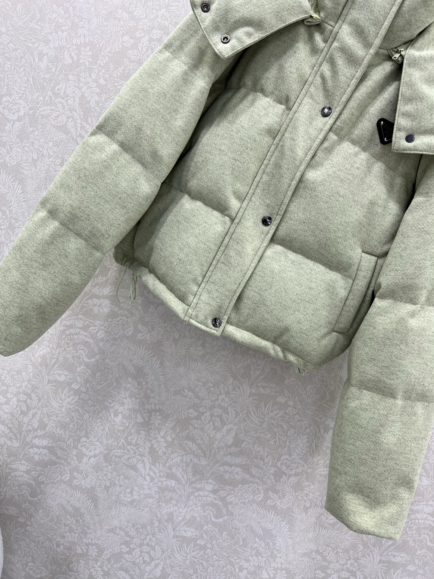 🔥🔥prad*25新款羽绒服 90白鸭绒 糖果色真的太活力俏皮啦 可拆卸连帽设计 胸前后背三角标装饰 定