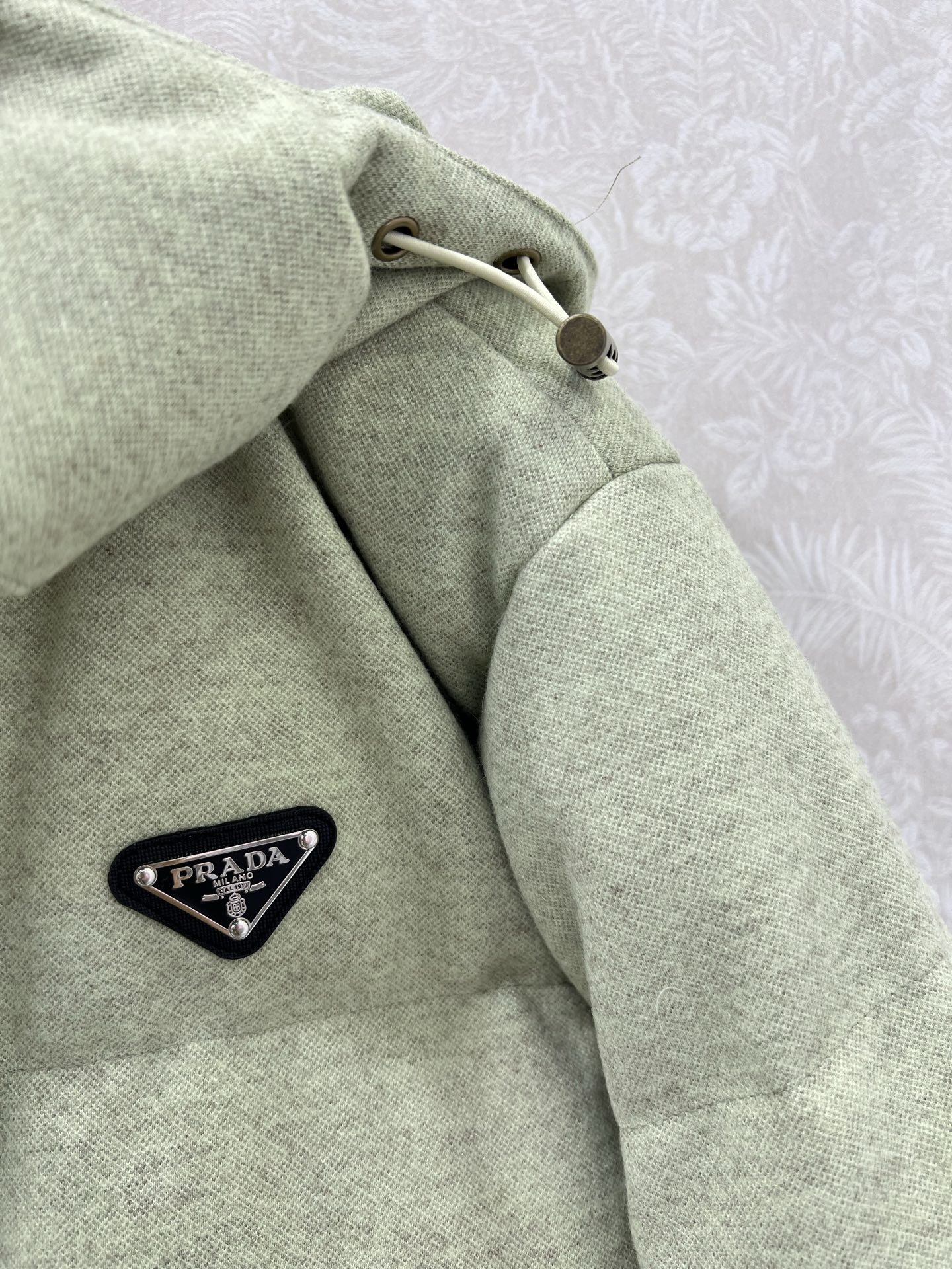 🔥🔥prad*25新款羽绒服 90白鸭绒 糖果色真的太活力俏皮啦 可拆卸连帽设计 胸前后背三角标装饰 定