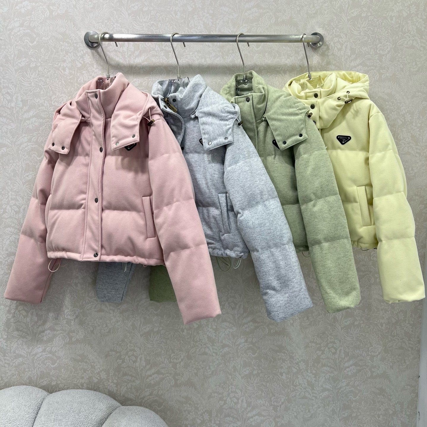 🔥🔥prad*25新款羽绒服 90白鸭绒 糖果色真的太活力俏皮啦 可拆卸连帽设计 胸前后背三角标装饰 定