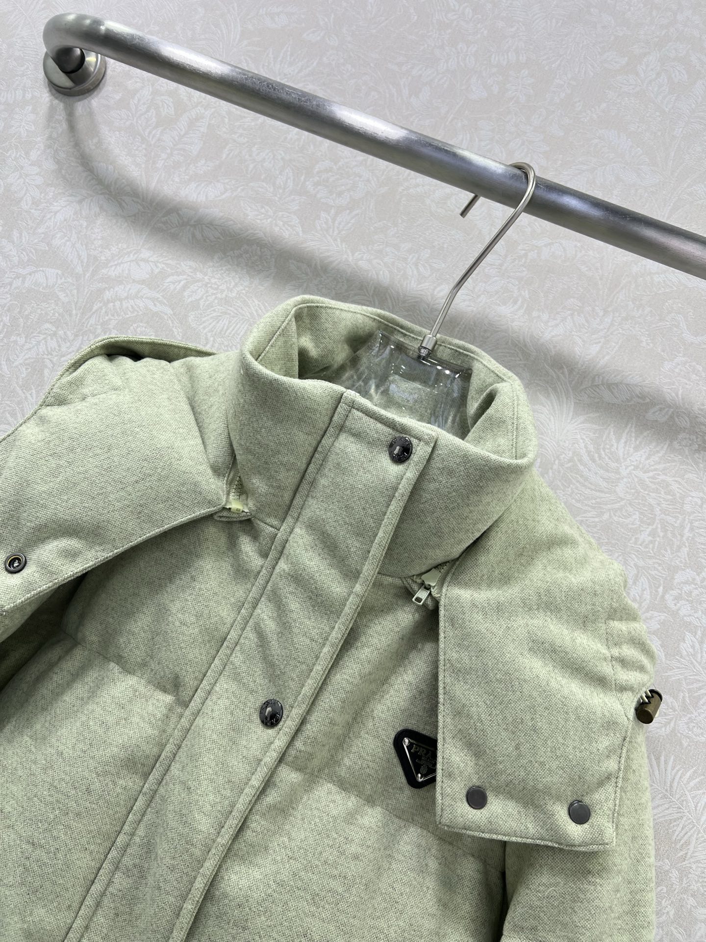 🔥🔥prad*25新款羽绒服 90白鸭绒 糖果色真的太活力俏皮啦 可拆卸连帽设计 胸前后背三角标装饰 定