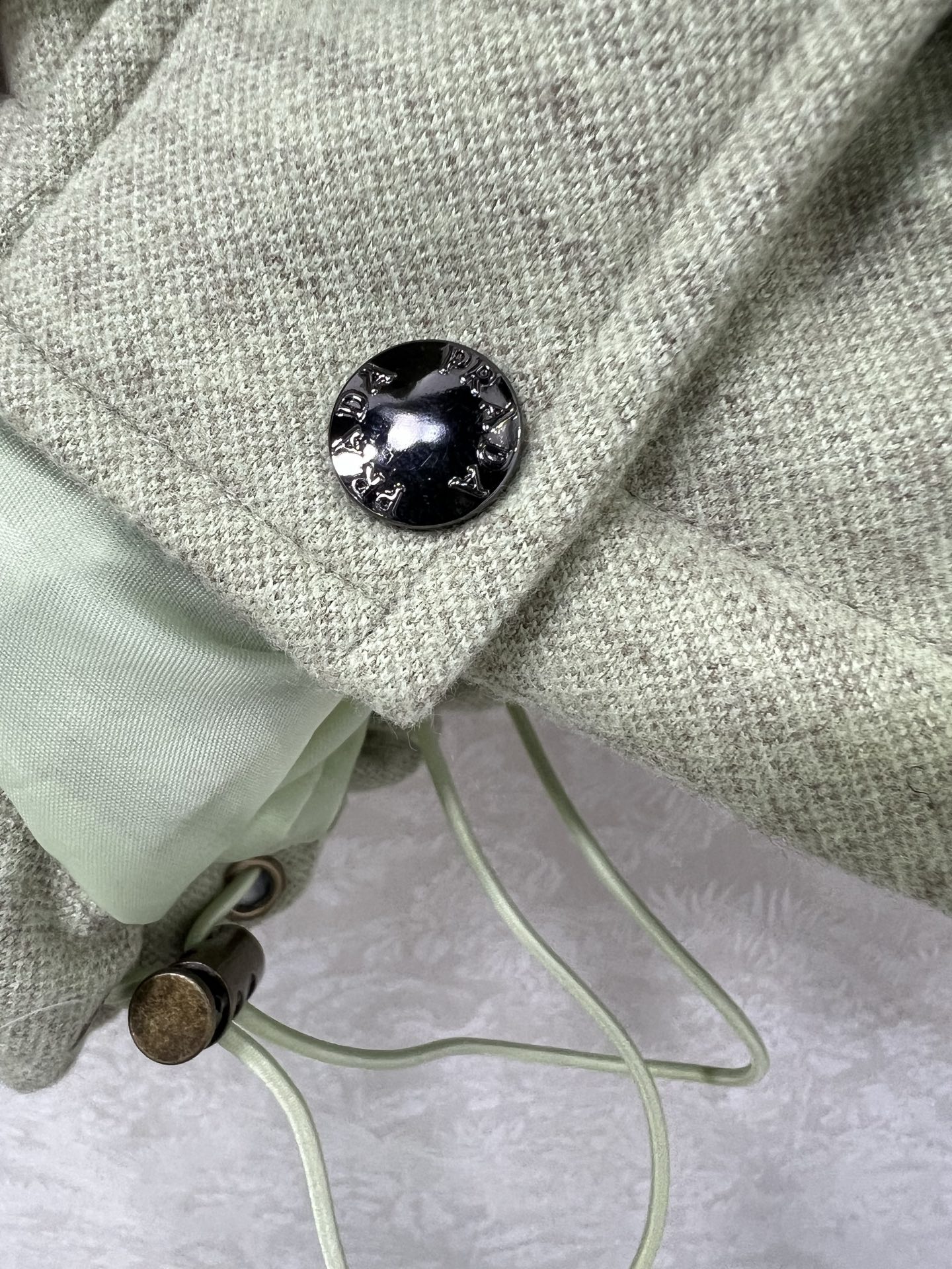 🔥🔥prad*25新款羽绒服 90白鸭绒 糖果色真的太活力俏皮啦 可拆卸连帽设计 胸前后背三角标装饰 定