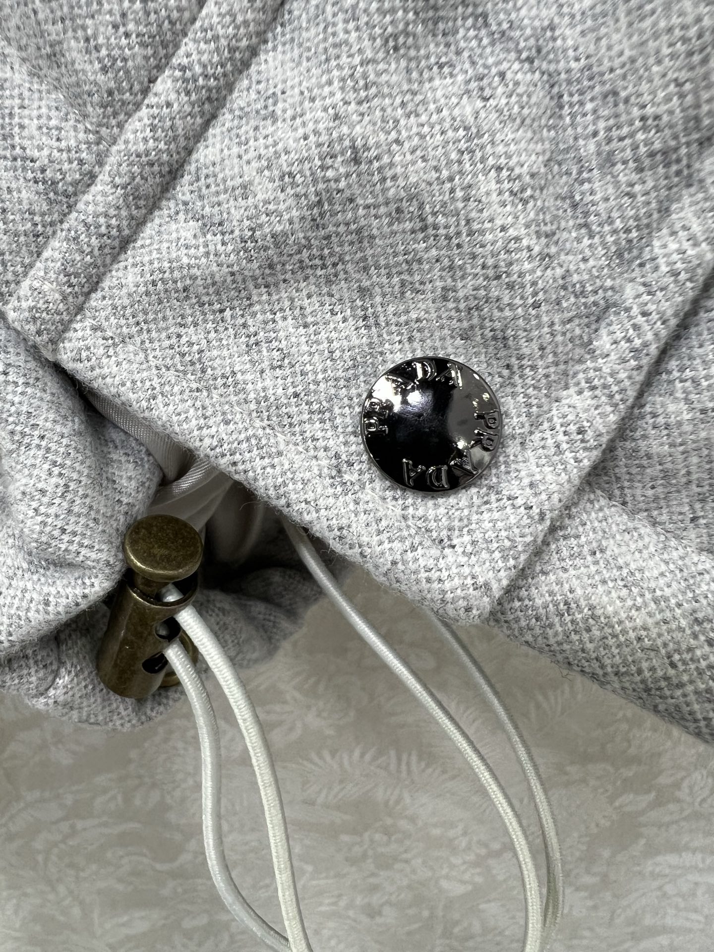 🔥🔥prad*25新款羽绒服 90白鸭绒 糖果色真的太活力俏皮啦 可拆卸连帽设计 胸前后背三角标装饰 定