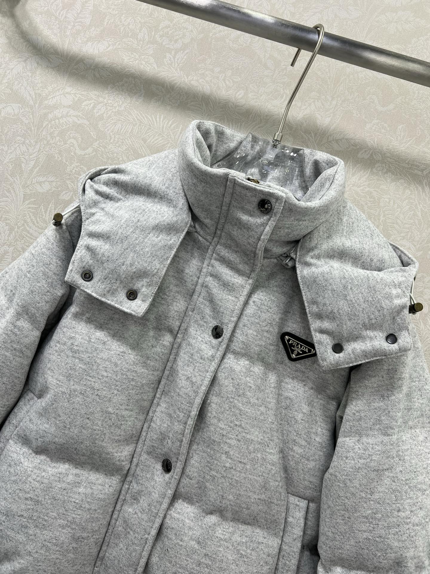 🔥🔥prad*25新款羽绒服 90白鸭绒 糖果色真的太活力俏皮啦 可拆卸连帽设计 胸前后背三角标装饰 定