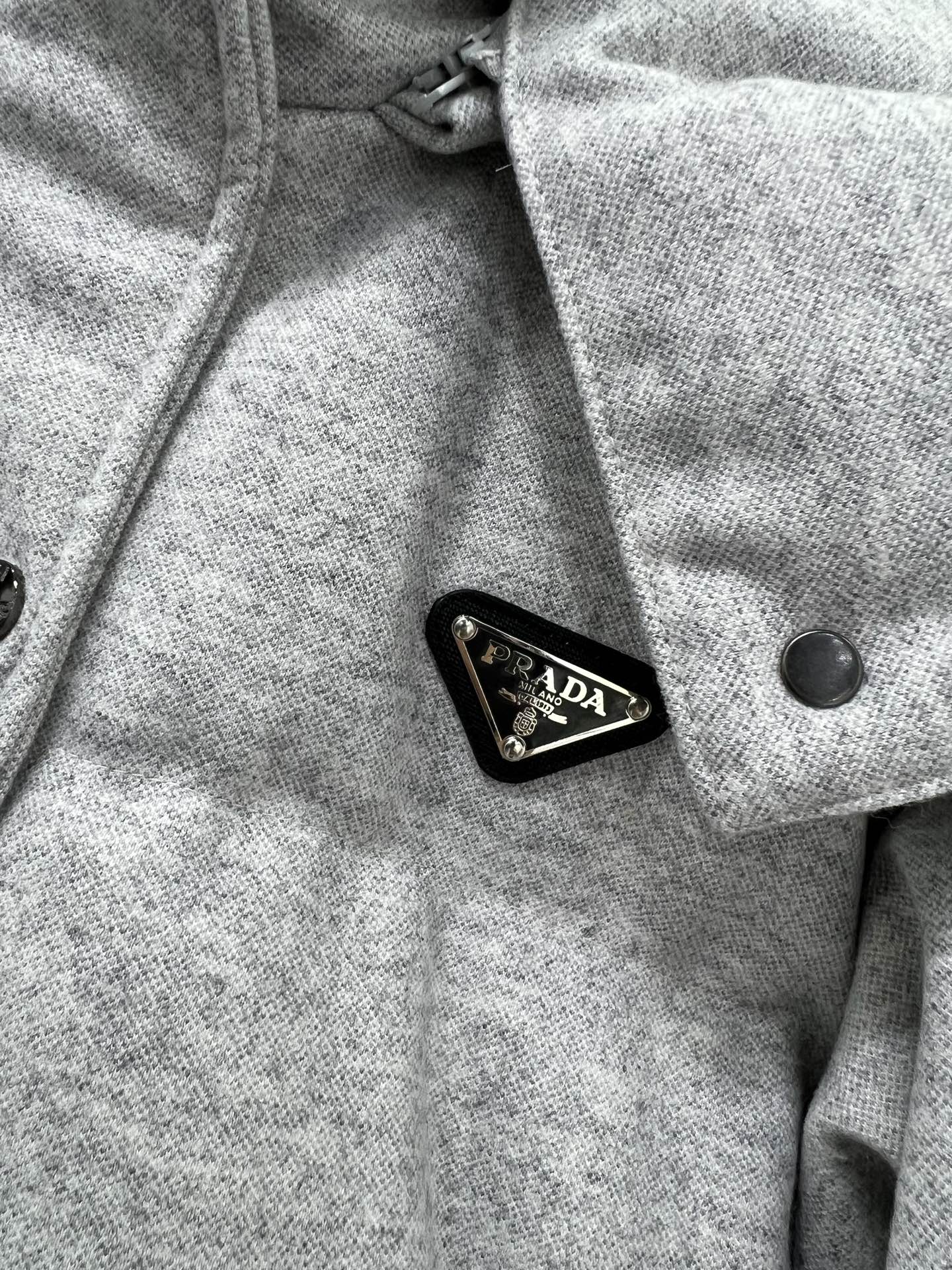 🔥🔥prad*25新款羽绒服 90白鸭绒 糖果色真的太活力俏皮啦 可拆卸连帽设计 胸前后背三角标装饰 定