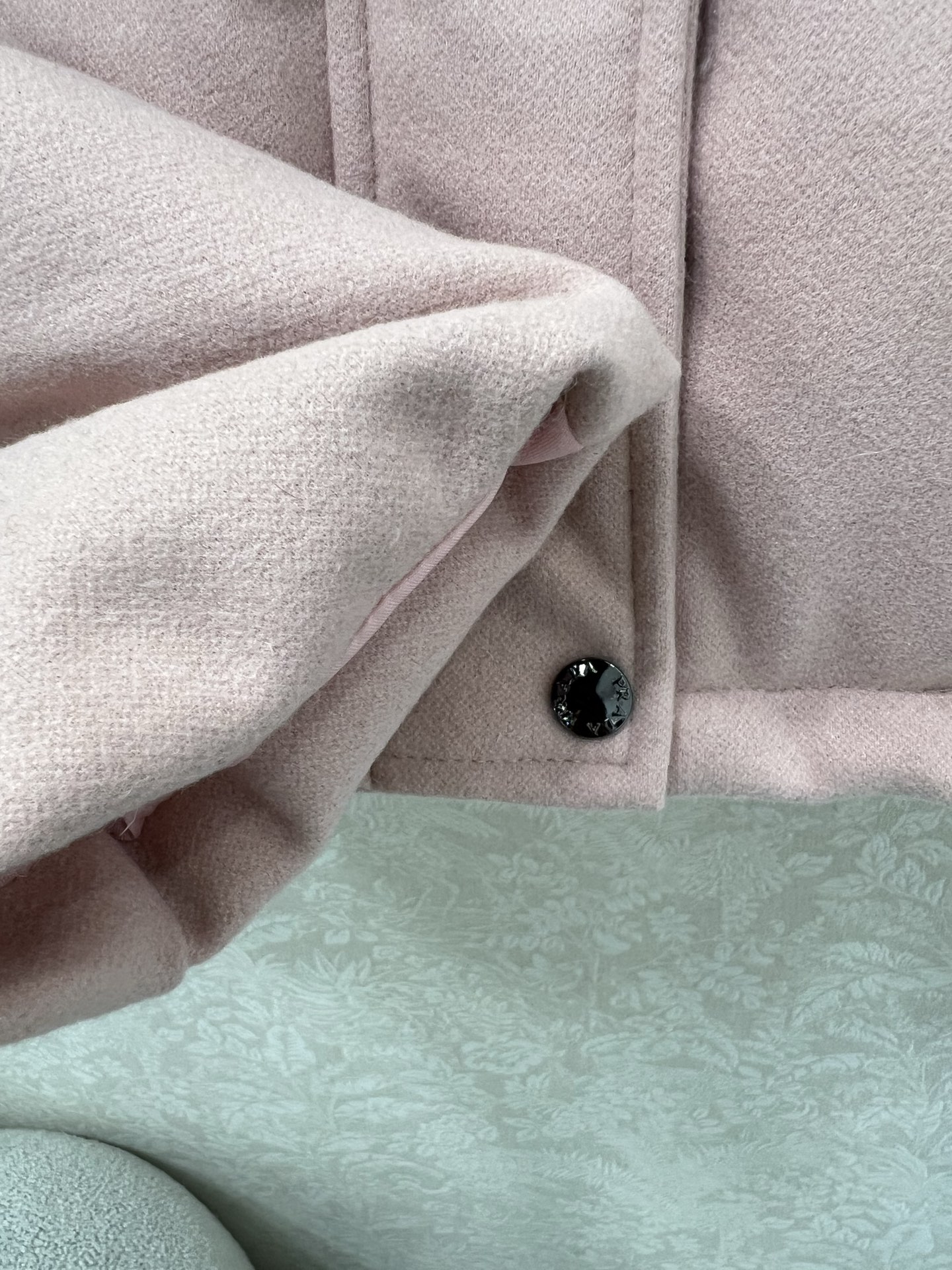 🔥🔥prad*25新款羽绒服 90白鸭绒 糖果色真的太活力俏皮啦 可拆卸连帽设计 胸前后背三角标装饰 定