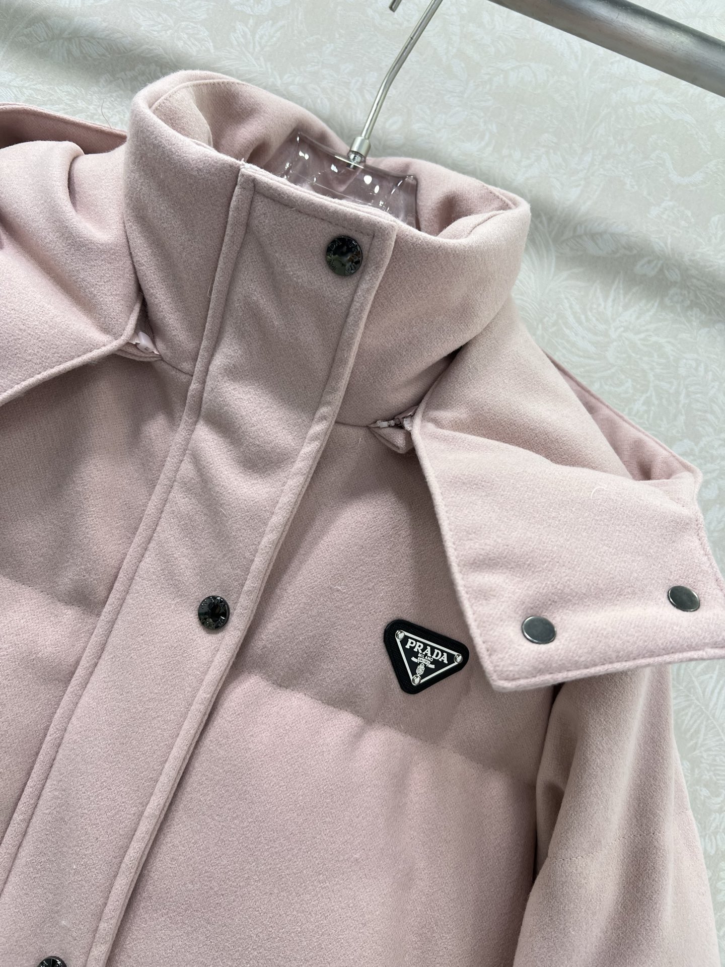 🔥🔥prad*25新款羽绒服 90白鸭绒 糖果色真的太活力俏皮啦 可拆卸连帽设计 胸前后背三角标装饰 定