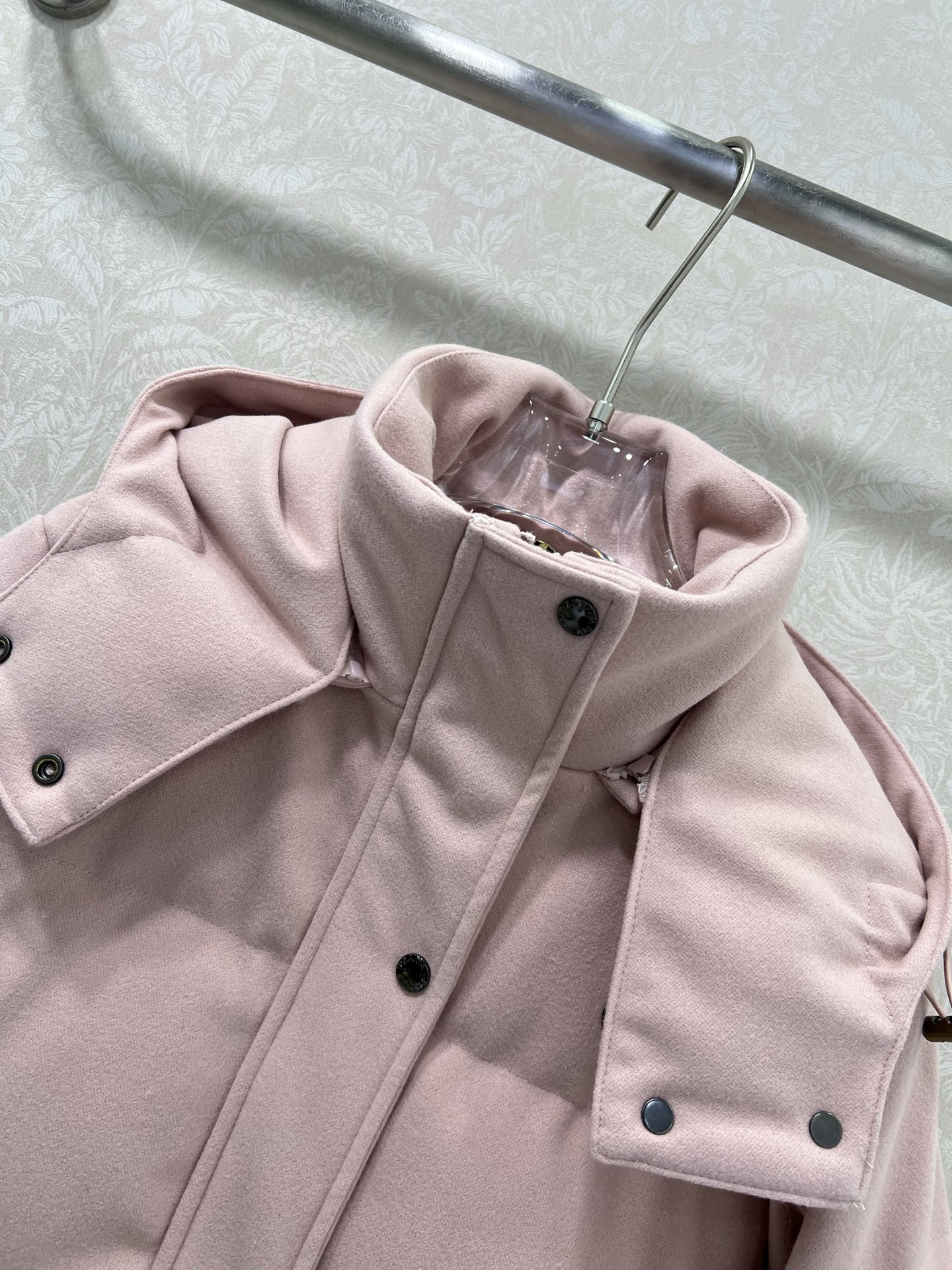 🔥🔥prad*25新款羽绒服 90白鸭绒 糖果色真的太活力俏皮啦 可拆卸连帽设计 胸前后背三角标装饰 定