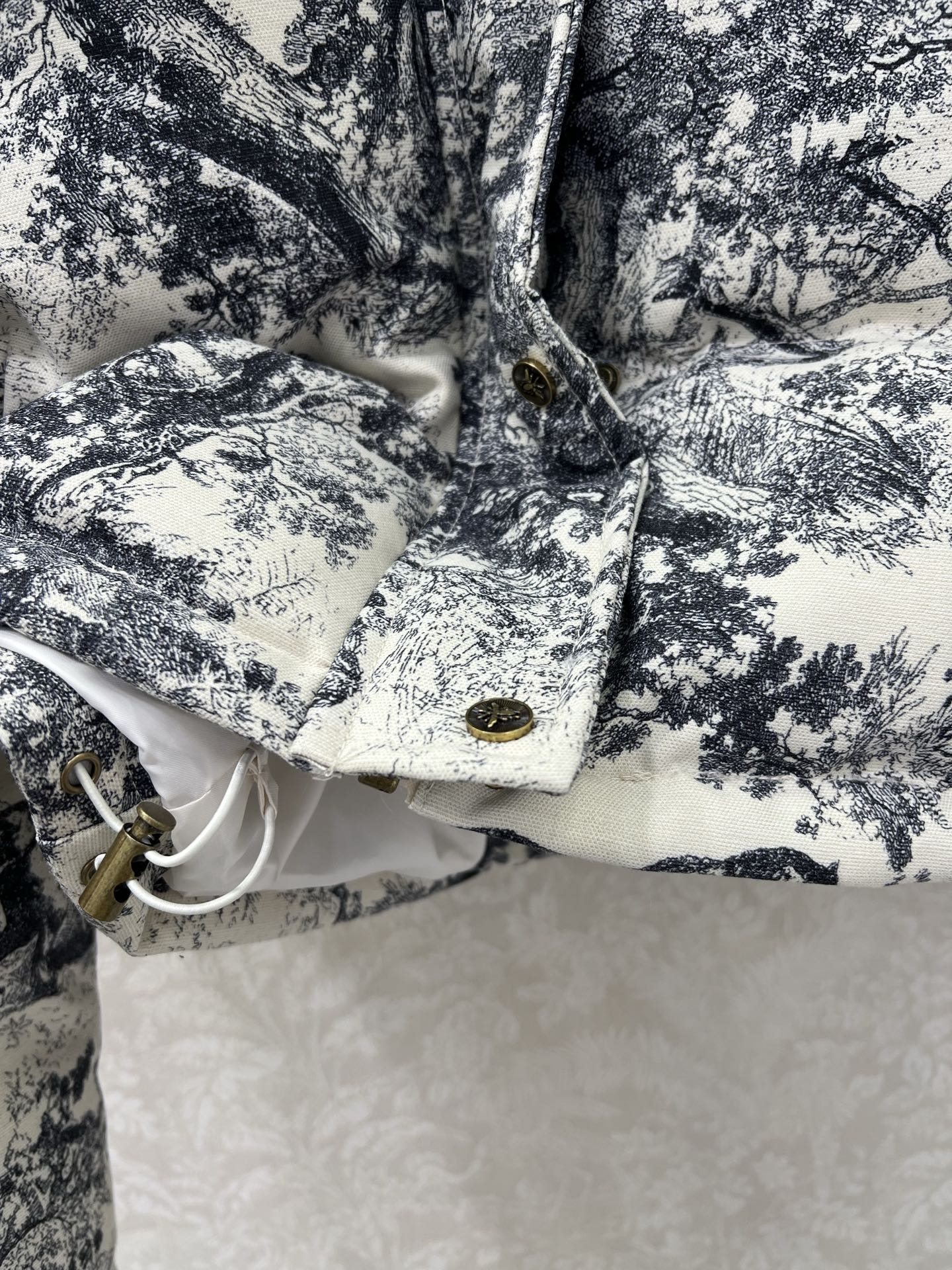 🔥🔥dio*25新款羽绒服 90白鸭绒 经典丛林动物老虎🐅图案 可拆卸连帽设计 定制五金 打造视觉层次感