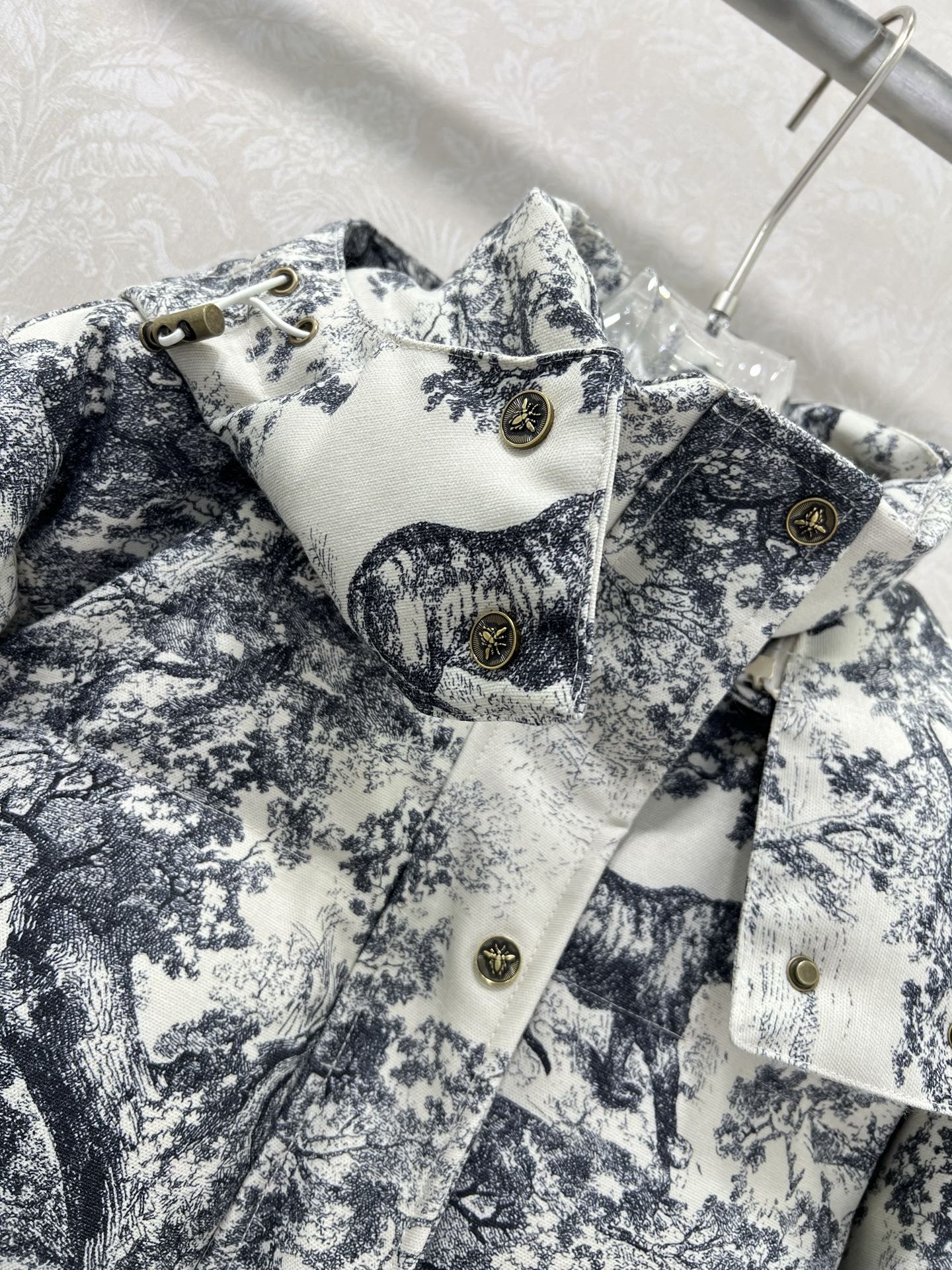 🔥🔥dio*25新款羽绒服 90白鸭绒 经典丛林动物老虎🐅图案 可拆卸连帽设计 定制五金 打造视觉层次感