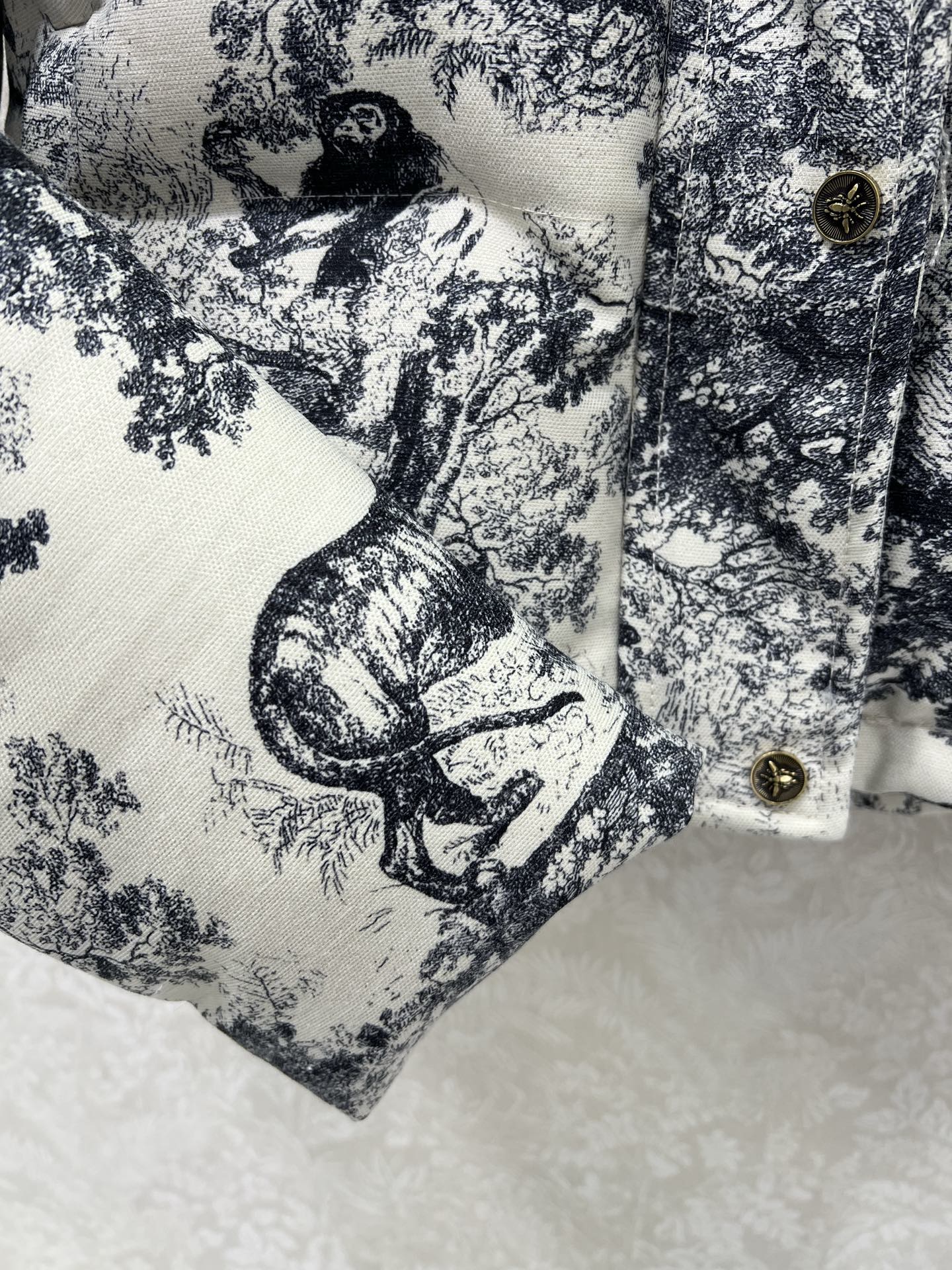 🔥🔥dio*25新款羽绒服 90白鸭绒 经典丛林动物老虎🐅图案 可拆卸连帽设计 定制五金 打造视觉层次感